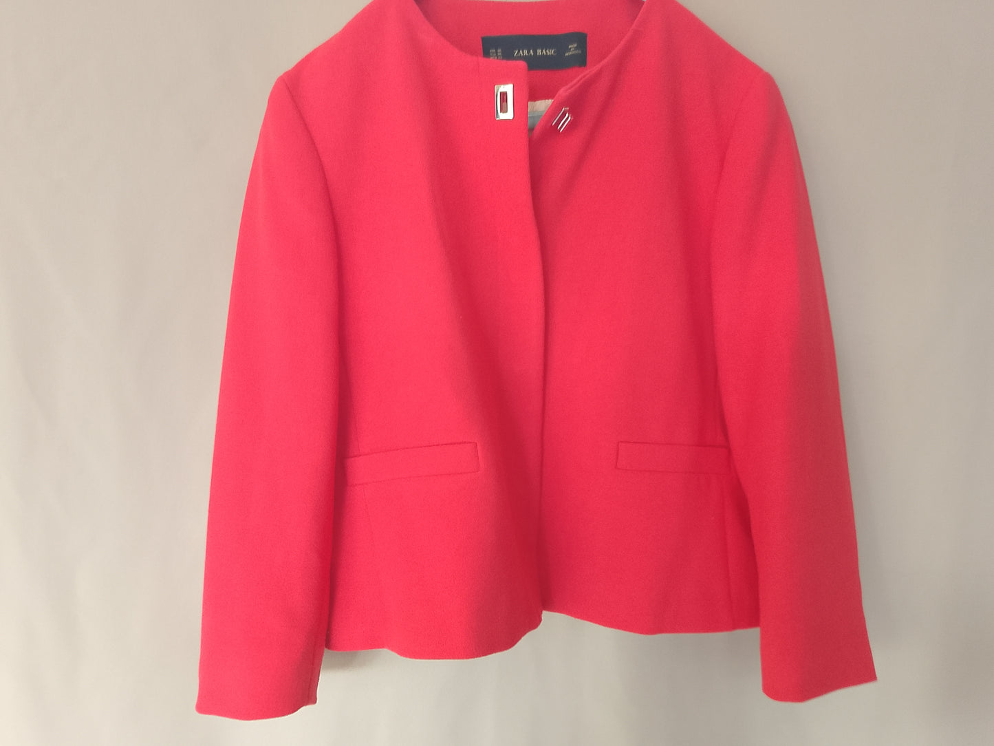 O notă de culoare în garderoba ta: Jachetă elegantă ZARA BASIC, roșu coral. Marimea XL.
