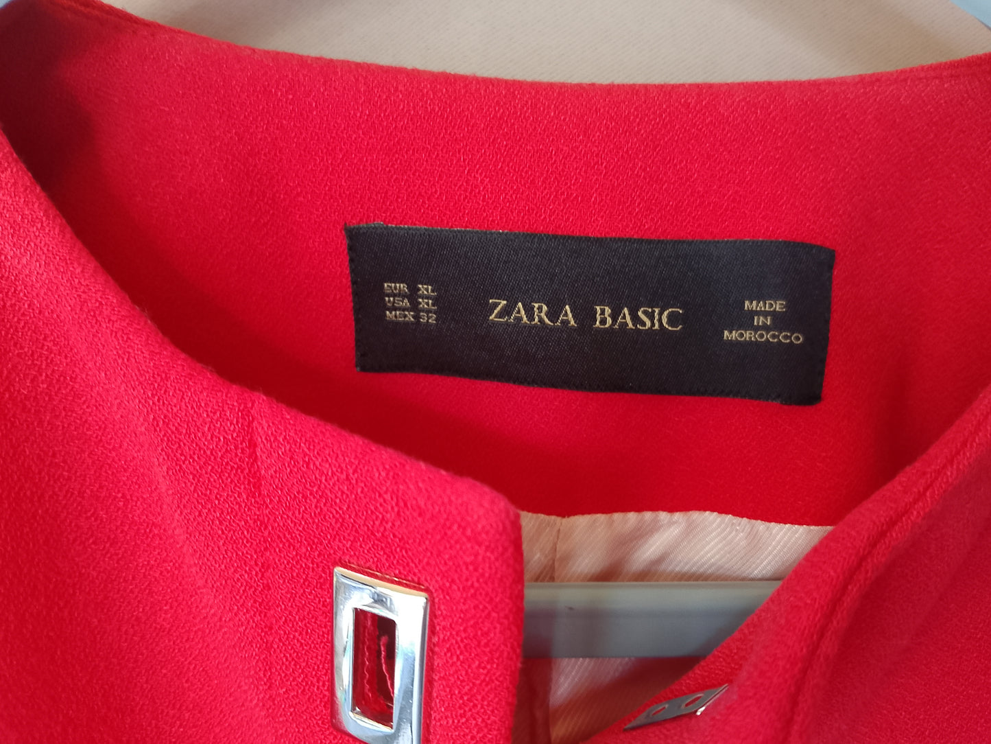 O notă de culoare în garderoba ta: Jachetă elegantă ZARA BASIC, roșu coral. Marimea XL.