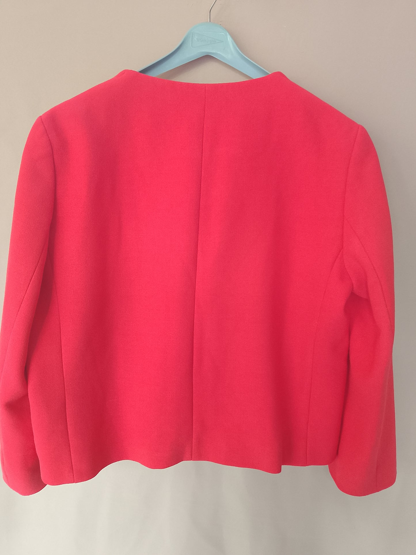 O notă de culoare în garderoba ta: Jachetă elegantă ZARA BASIC, roșu coral. Marimea XL.