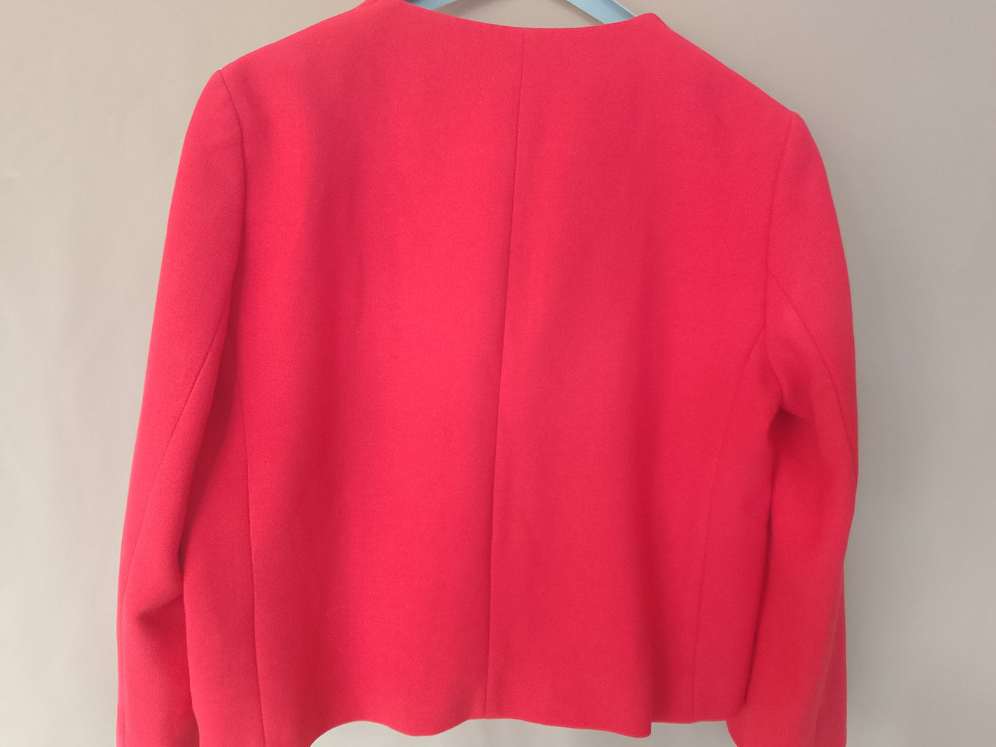 O notă de culoare în garderoba ta: Jachetă elegantă ZARA BASIC, roșu coral. Marimea XL.
