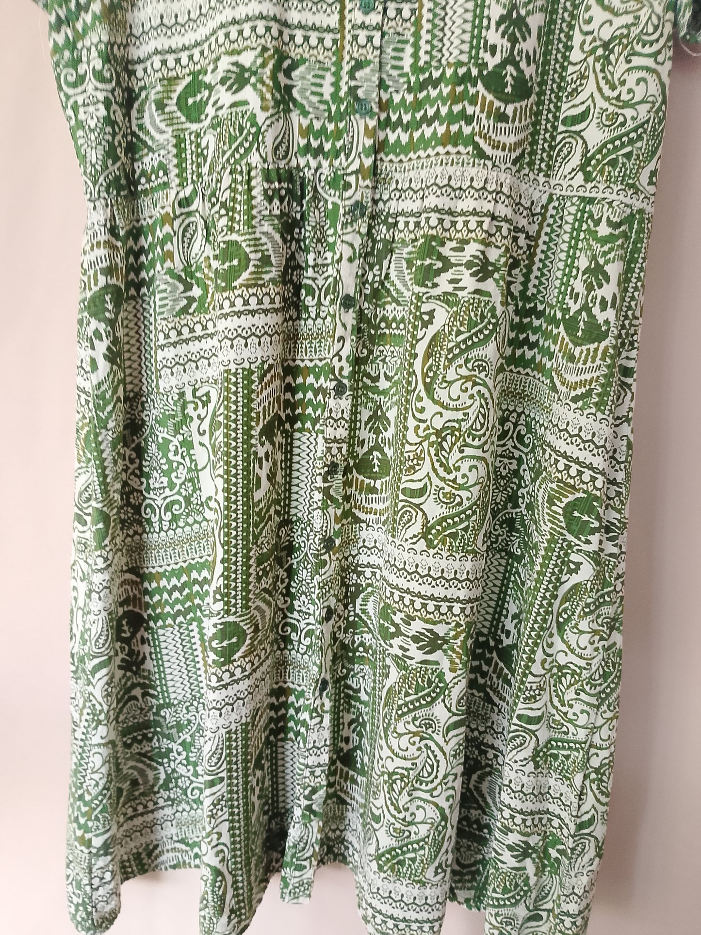 Eleganță boemă: rochie-cămașă cu imprimeu etnic, ideală pentru vară. Marimea 46.