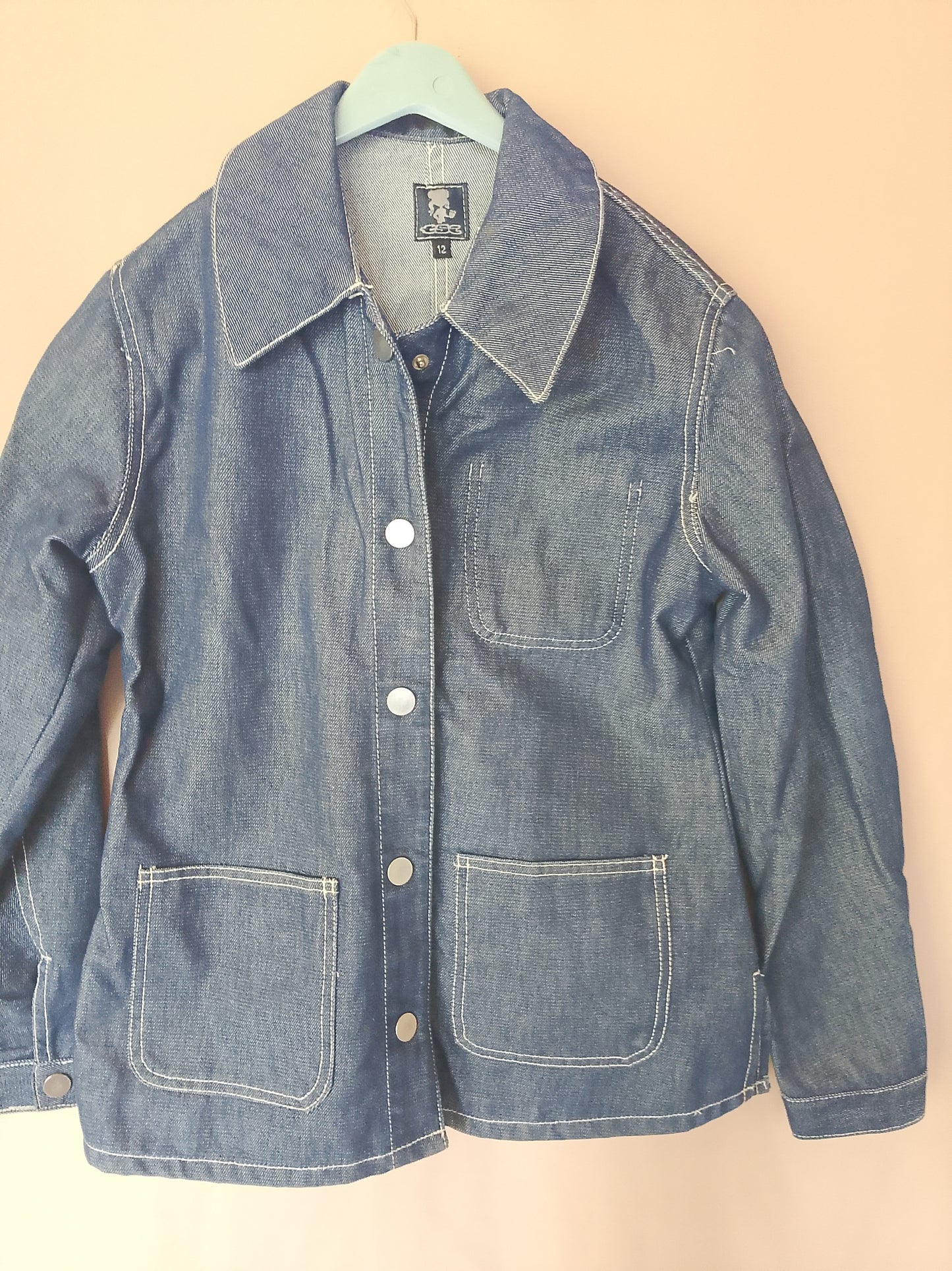 Clasicul nemuritor: jachetă denim, perfectă pentru orice stil.