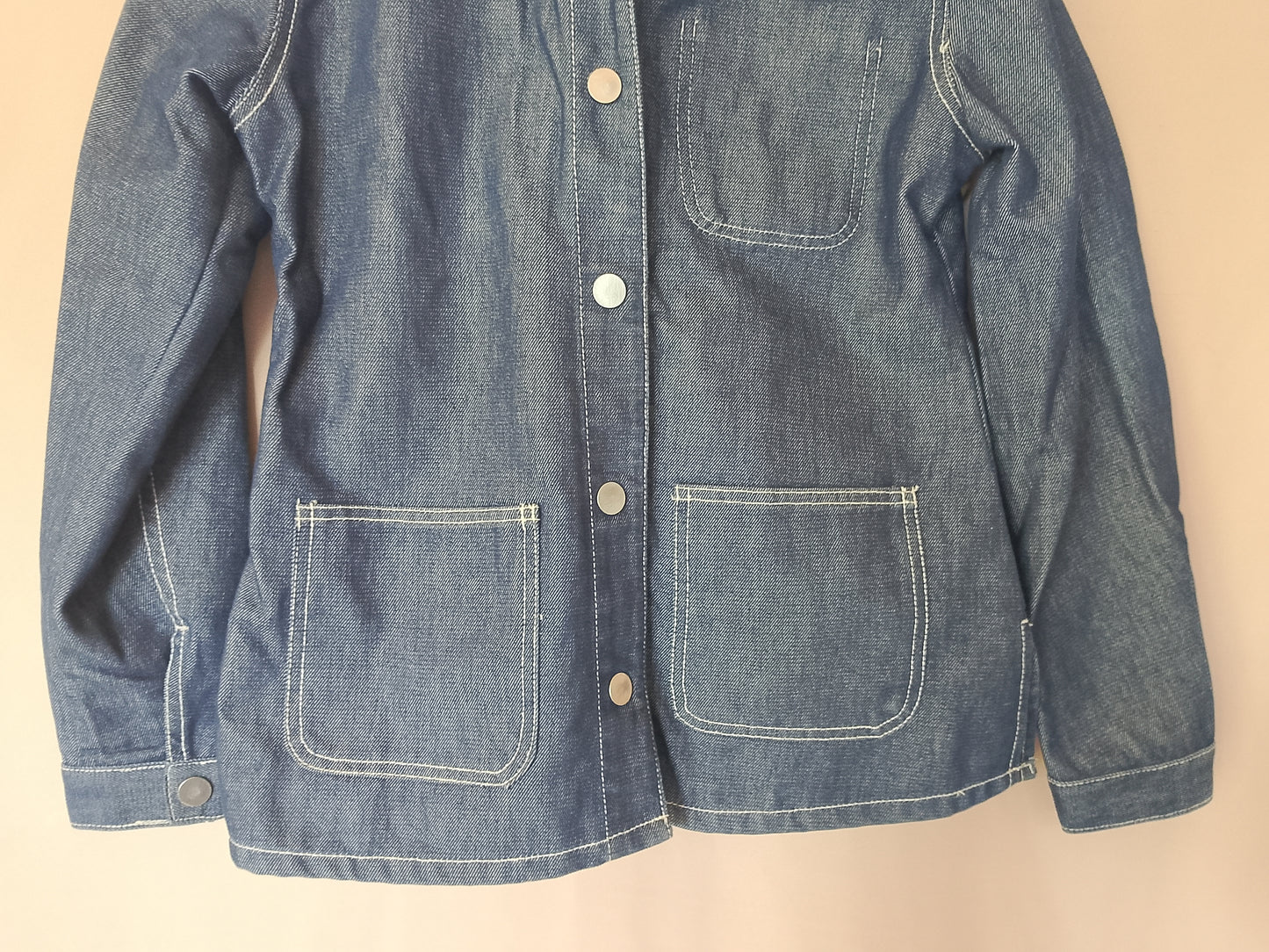 Clasicul nemuritor: jachetă denim, perfectă pentru orice stil.