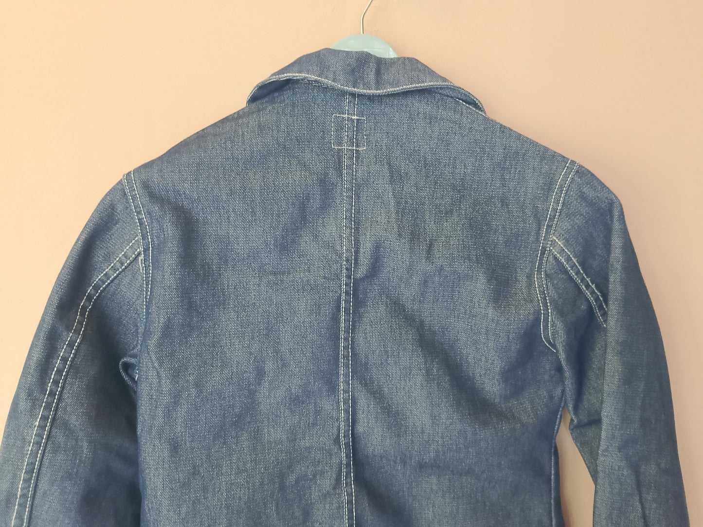Clasicul nemuritor: jachetă denim, perfectă pentru orice stil.