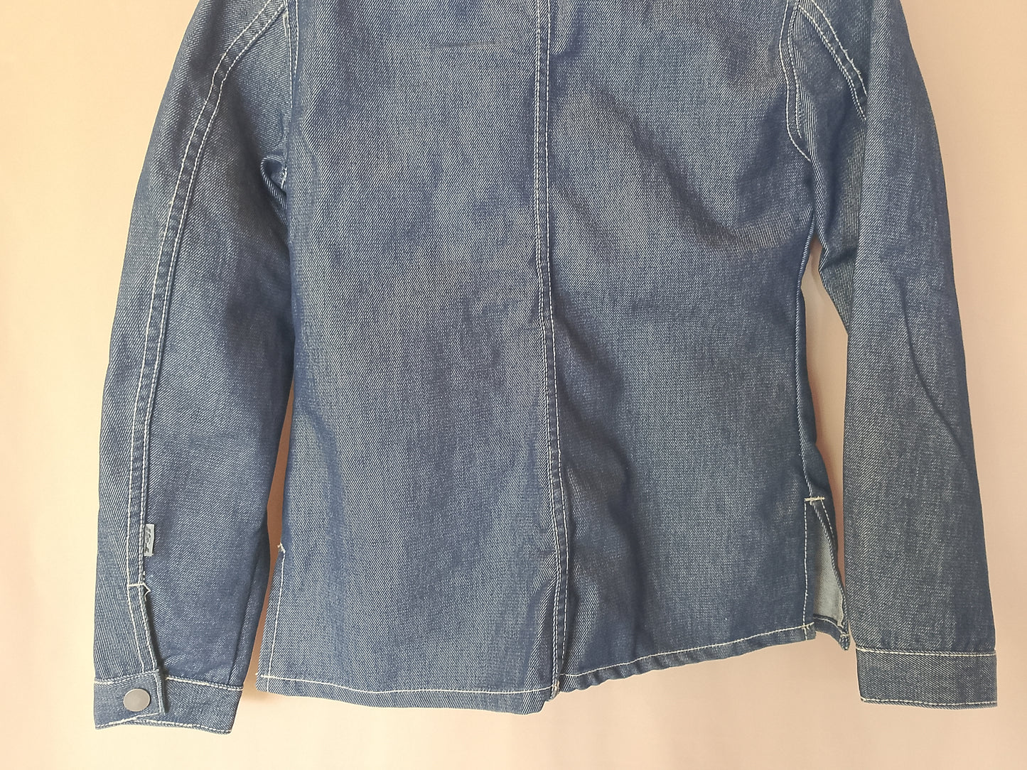 Clasicul nemuritor: jachetă denim, perfectă pentru orice stil.