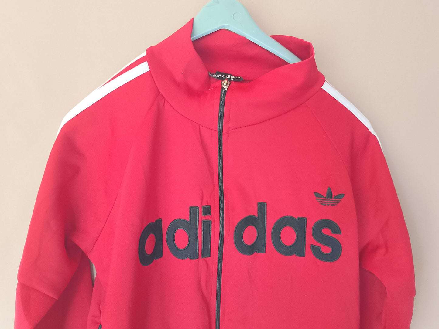Stilul clasic adidas, la un preț special: bluză sport vintage, colecția Originals. Marimea S.