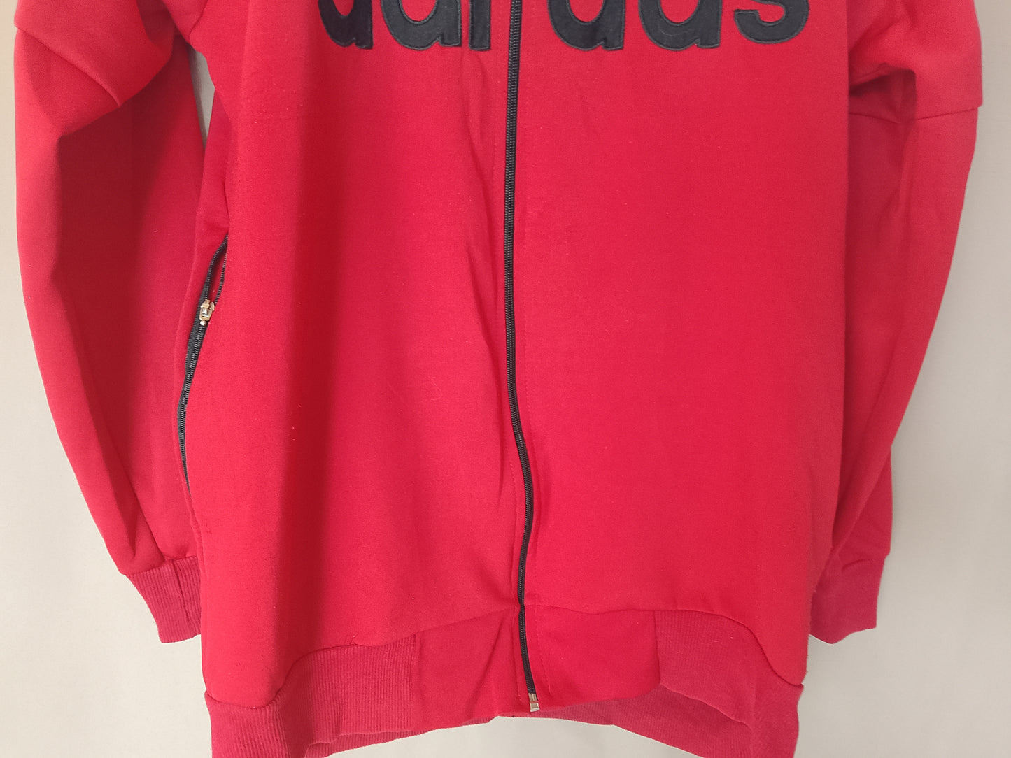 Stilul clasic adidas, la un preț special: bluză sport vintage, colecția Originals. Marimea S.