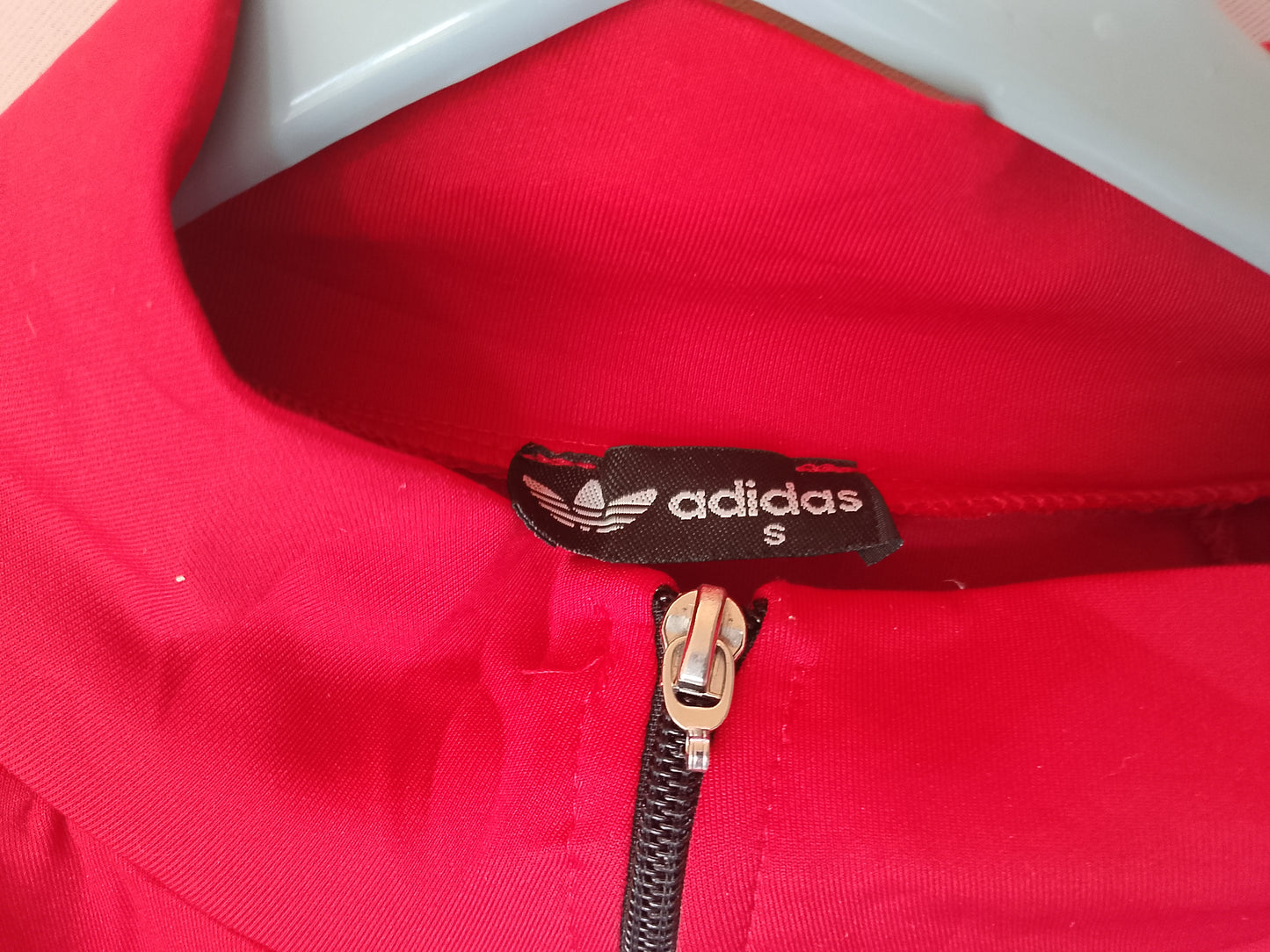 Stilul clasic adidas, la un preț special: bluză sport vintage, colecția Originals. Marimea S.