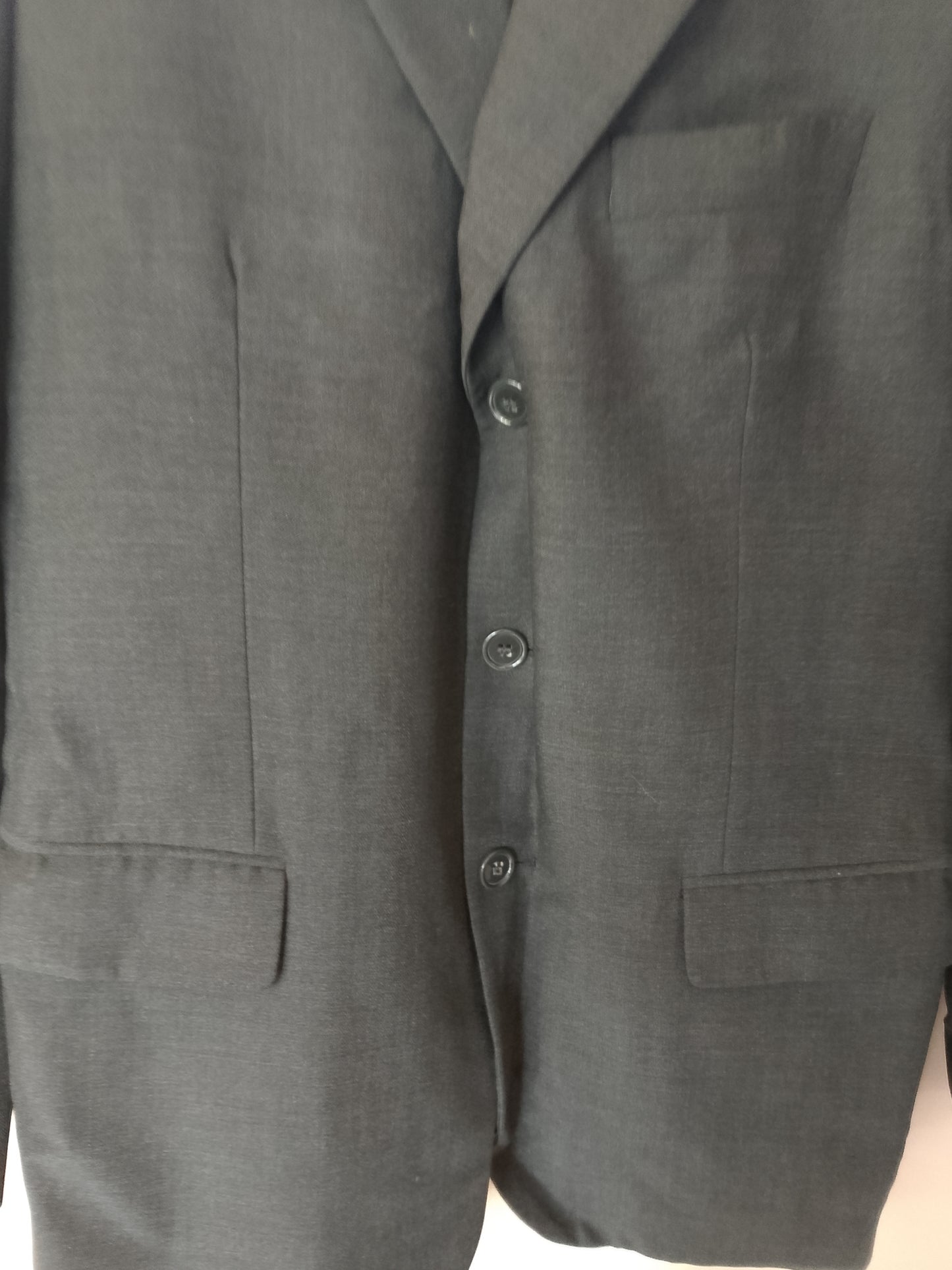 O notă de rafinament: sacou gri-maroniu, ideal pentru ținute elegante