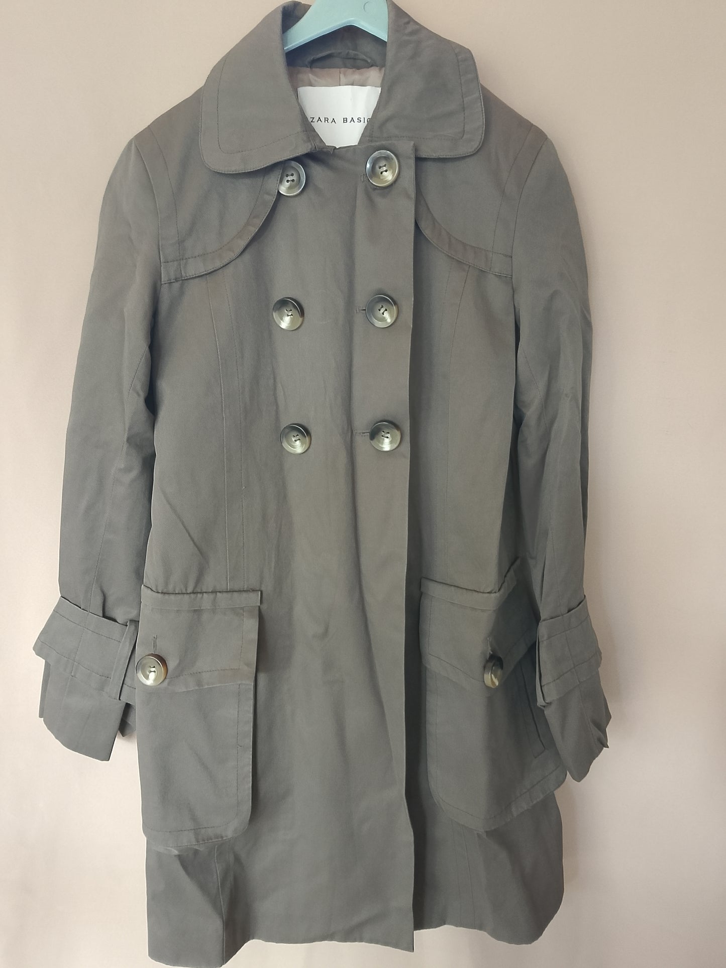 Clasicul reinterpretat: trenci elegant ZARA BASIC, perfect pentru zilele de toamnă. Marimea M.