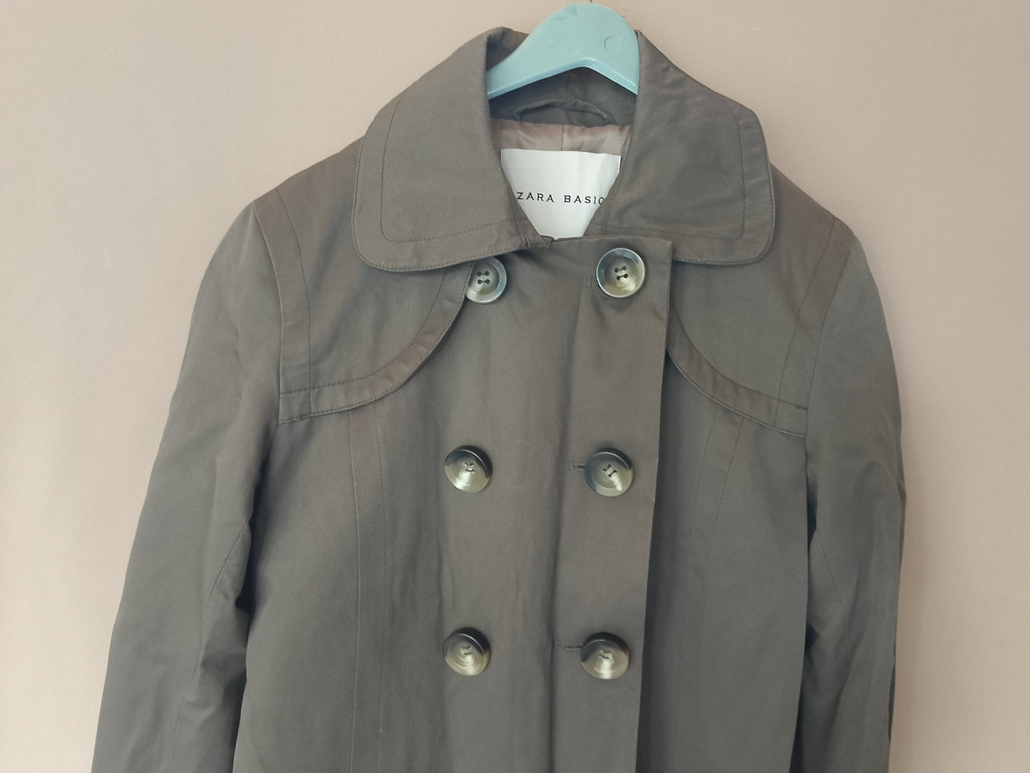 Clasicul reinterpretat: trenci elegant ZARA BASIC, perfect pentru zilele de toamnă. Marimea M.