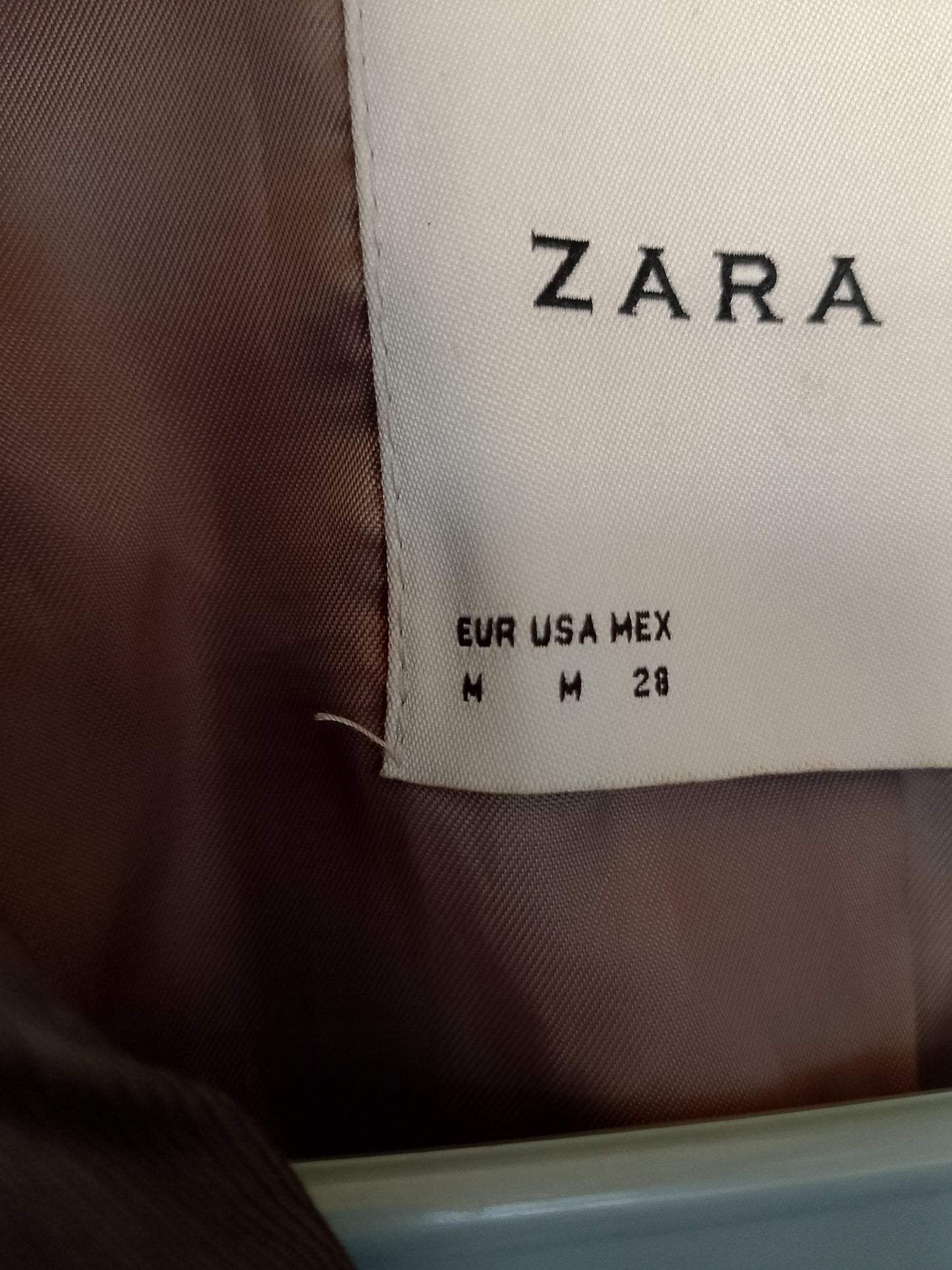 Clasicul reinterpretat: trenci elegant ZARA BASIC, perfect pentru zilele de toamnă. Marimea M.