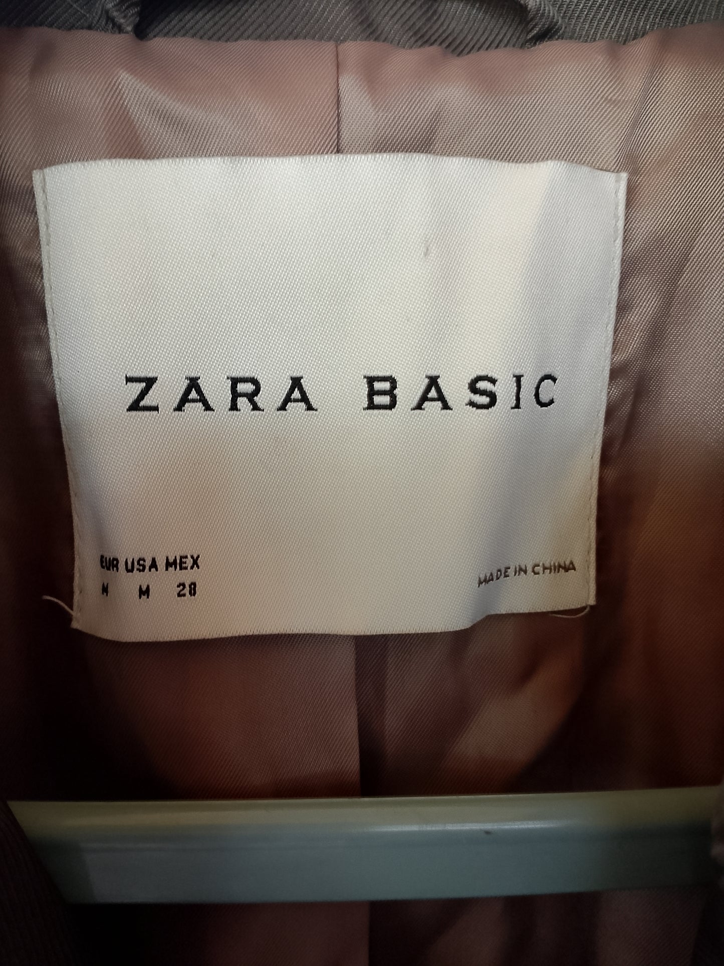 Clasicul reinterpretat: trenci elegant ZARA BASIC, perfect pentru zilele de toamnă. Marimea M.