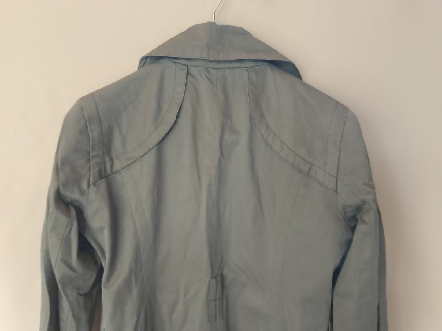 Clasicul reinterpretat: trenci elegant ZARA BASIC, perfect pentru zilele de toamnă. Marimea M.