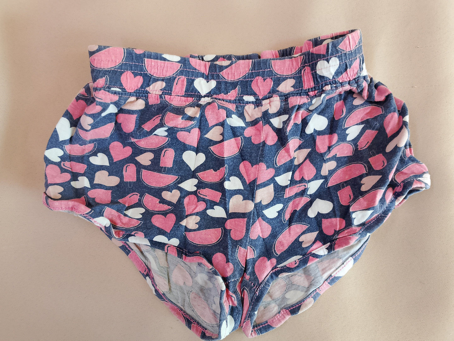 Explozie de inimioare! Pantaloni scurți cu print jucăuș pentru micuța ta fashionistă!