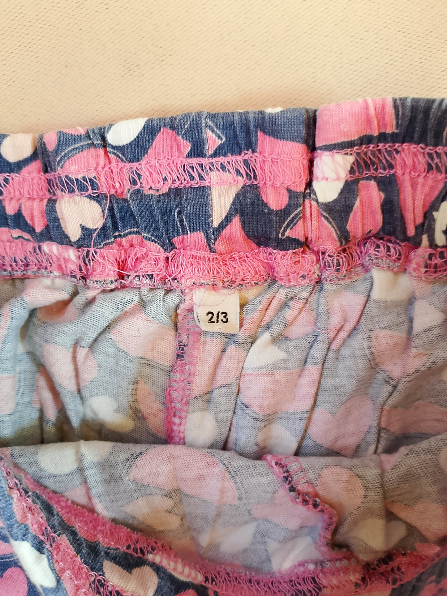 Explozie de inimioare! Pantaloni scurți cu print jucăuș pentru micuța ta fashionistă!