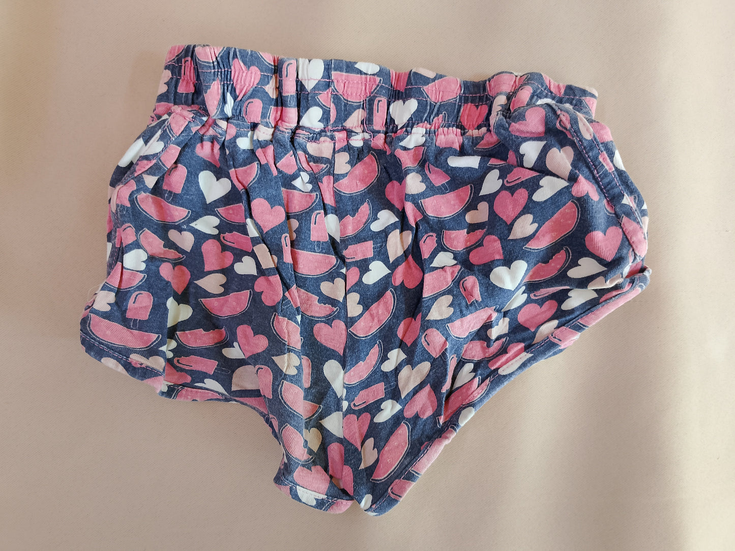 Explozie de inimioare! Pantaloni scurți cu print jucăuș pentru micuța ta fashionistă!