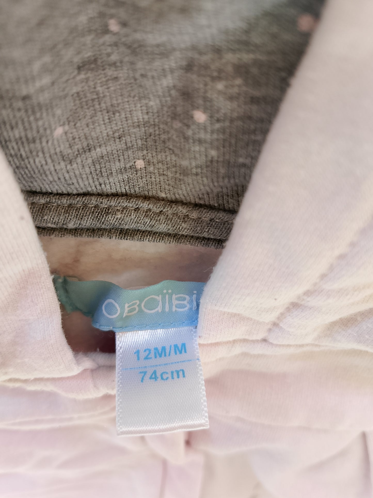 Stil și confort: jacheta roz cu glugă Obaïbi, pentru fetițe, perfectă pentru zilele răcoroase! 12 luni.