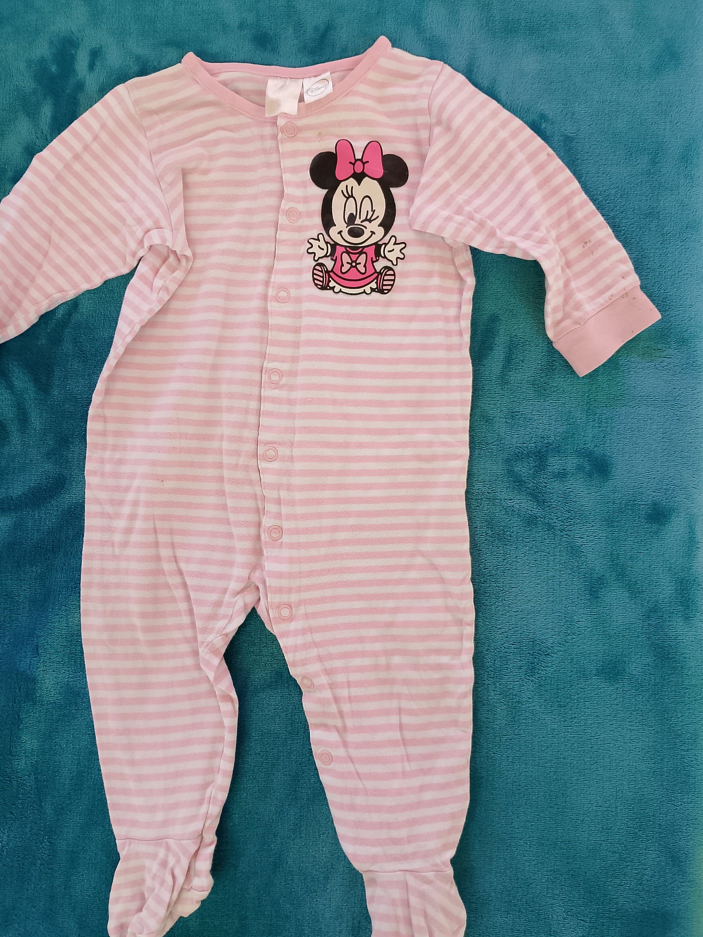 Veselie și stil cu Minnie Mouse: salopeta roz cu dungi pentru bebeluși!