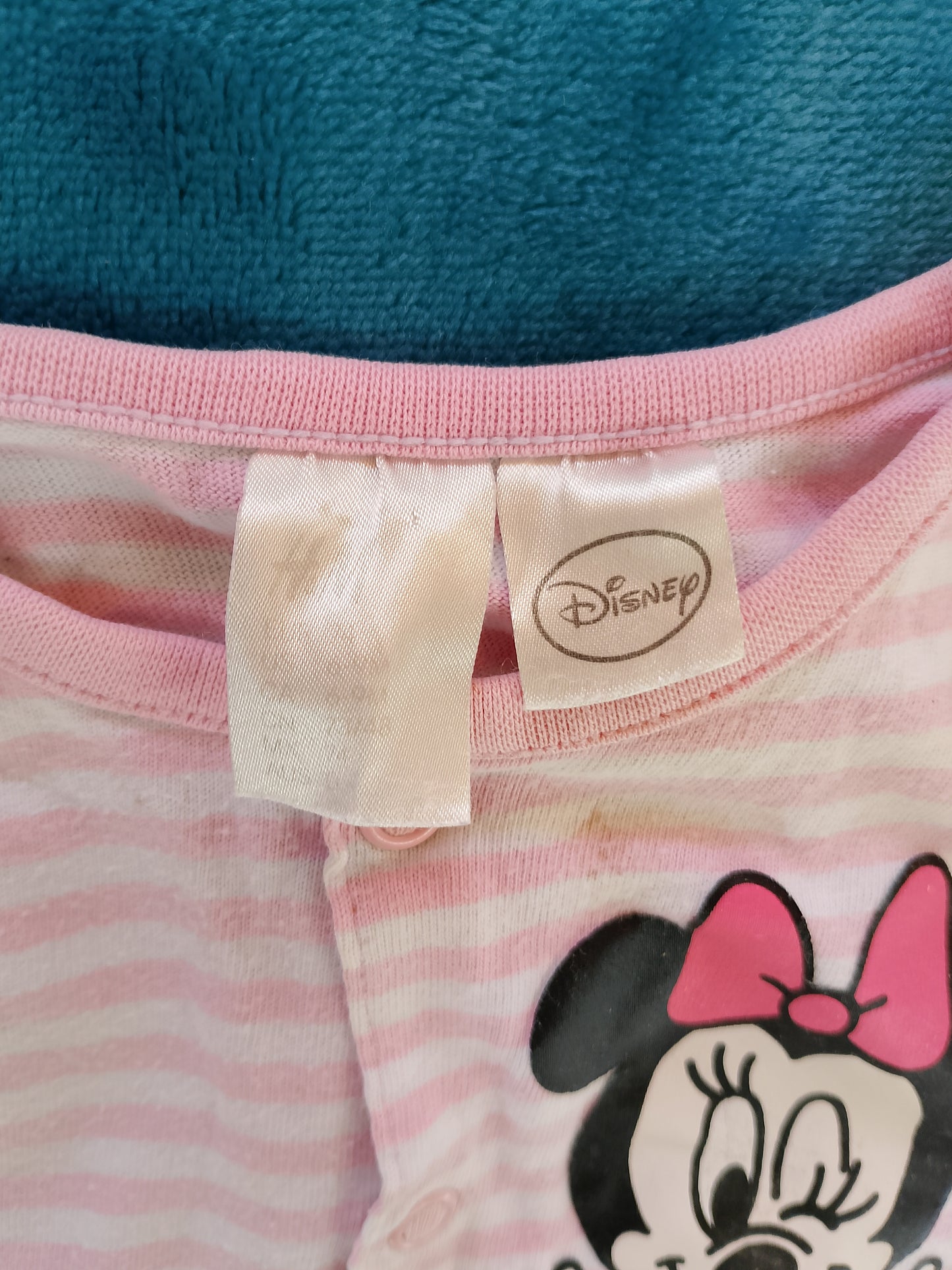 Veselie și stil cu Minnie Mouse: salopeta roz cu dungi pentru bebeluși!