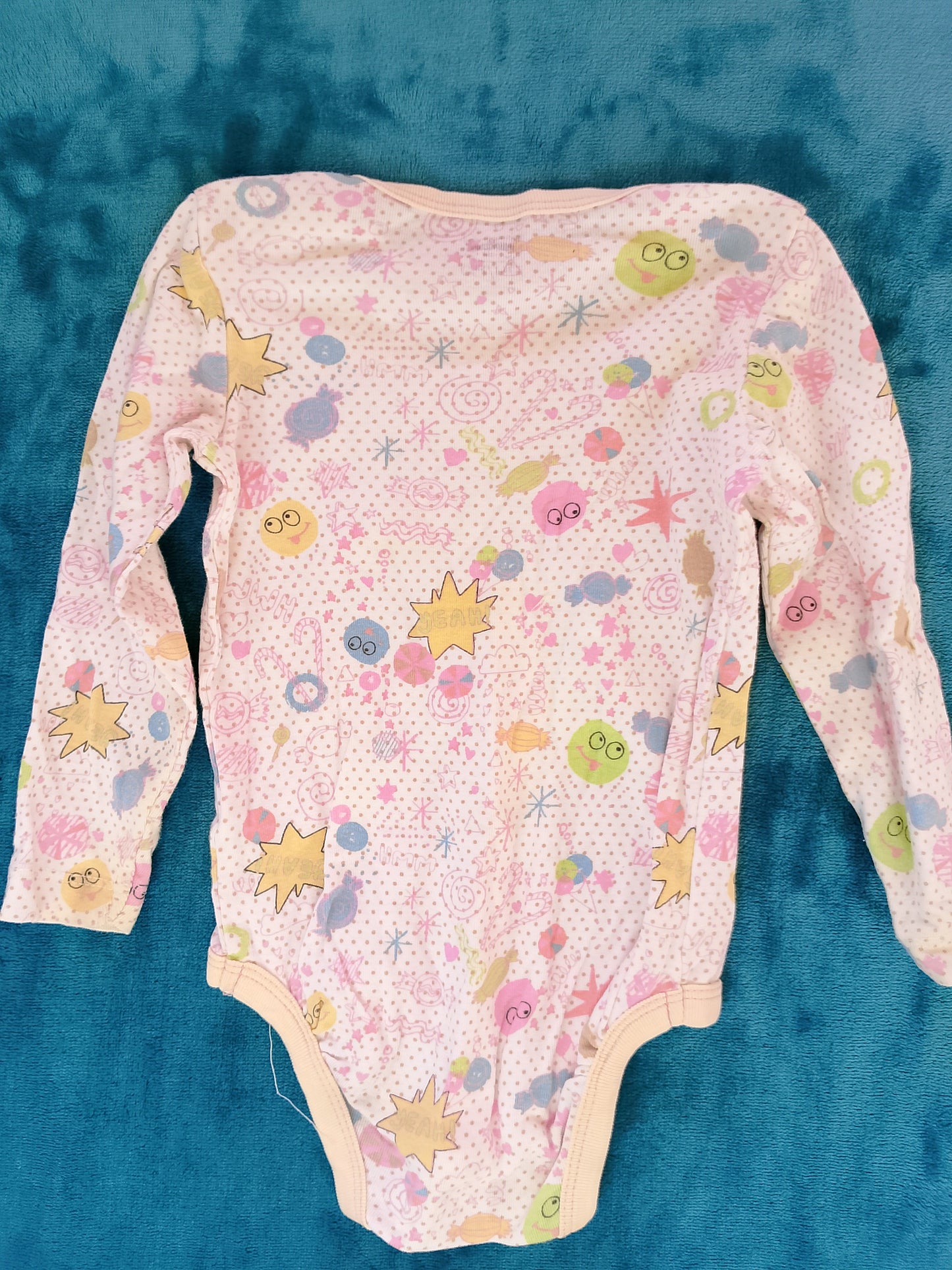 Salopetă cu imprimeu vesel steluțe și nori - pentru un stil plin de culoare!