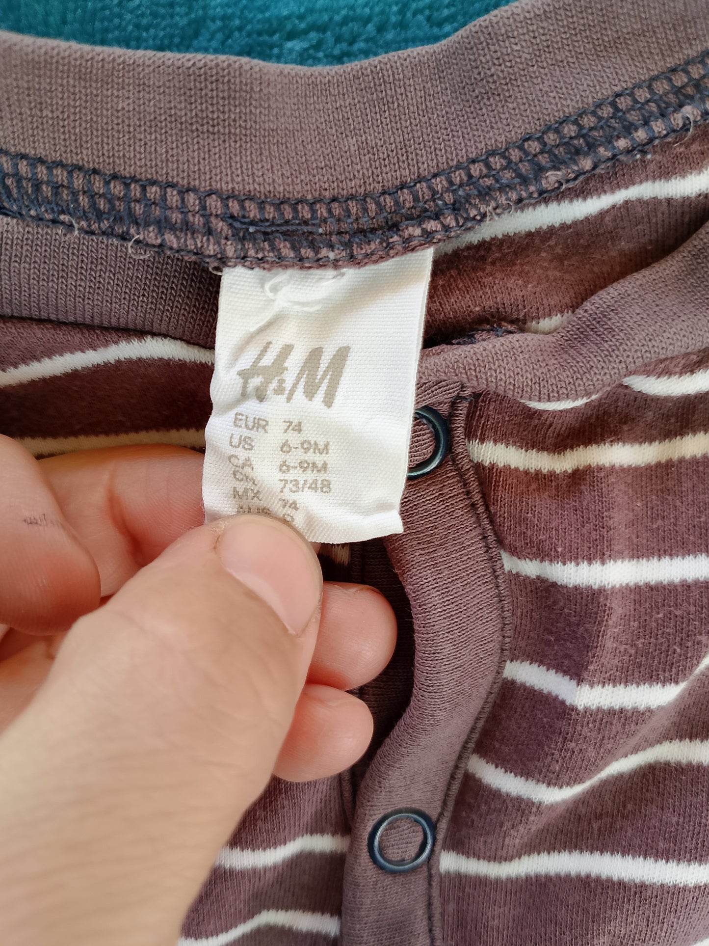Salopetă cu dungi clasice - un articol esențial și mereu la modă! 6-9 luni.