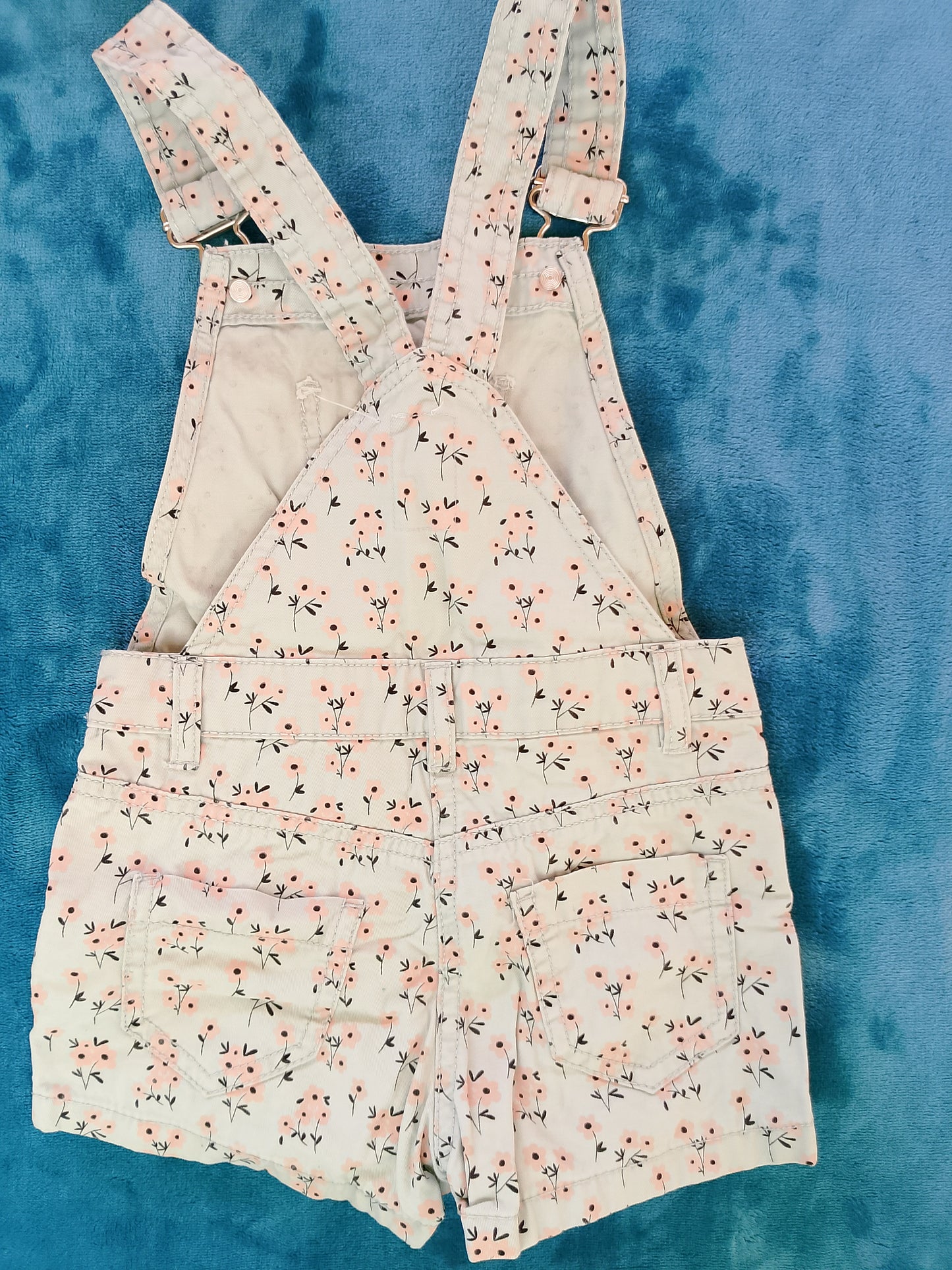 Salopetă scurtă cu imprimeu floral delicat - perfectă pentru vară!