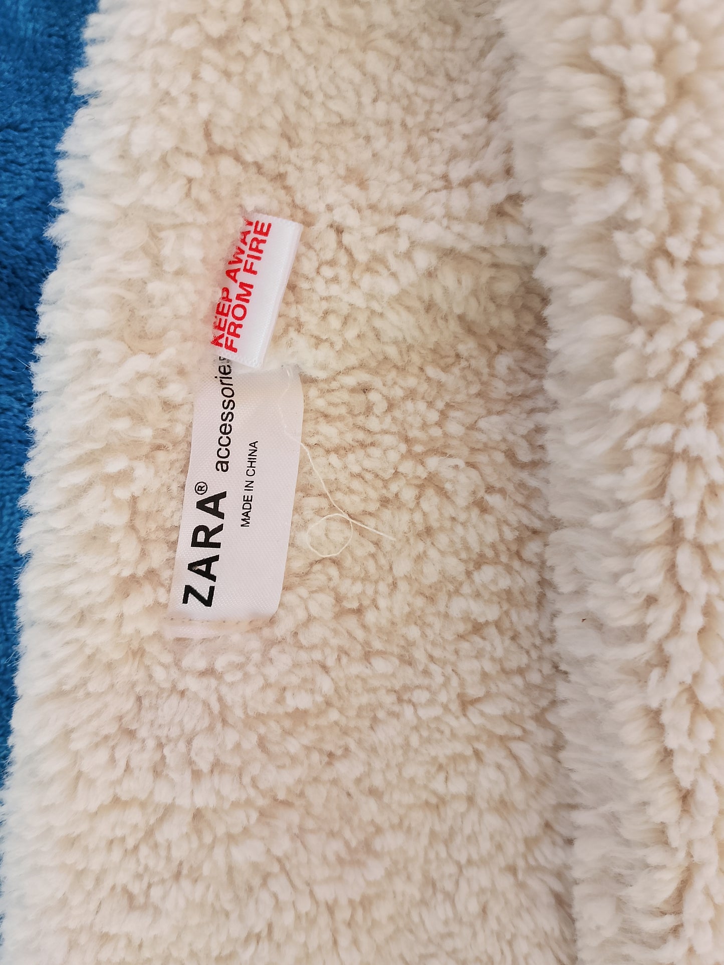 Eșarfă Pufoasă Zara Tip Blăniță – Căldură și Stil pentru Zilele Reci!
