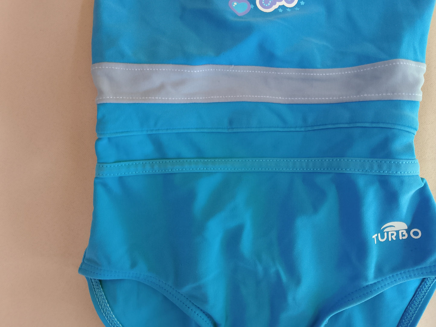 Costum de Baie Întreg TURBO pentru Fetițe – Pregătită de Piscină sau Plajă!