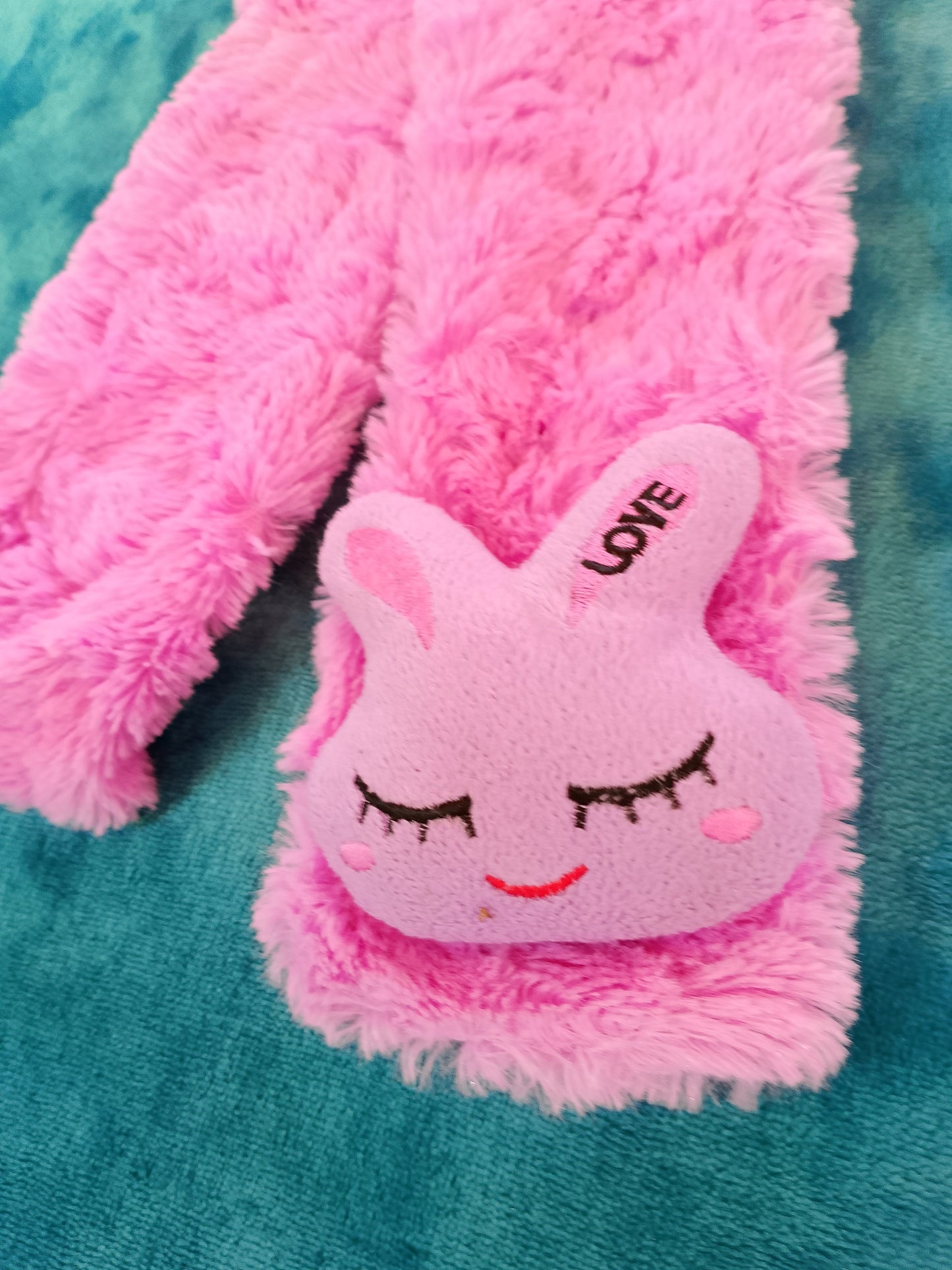 Fular Pufos Roz cu Iepuraș "LOVE" – Căldură și Adorabilitate pentru Micuțe!