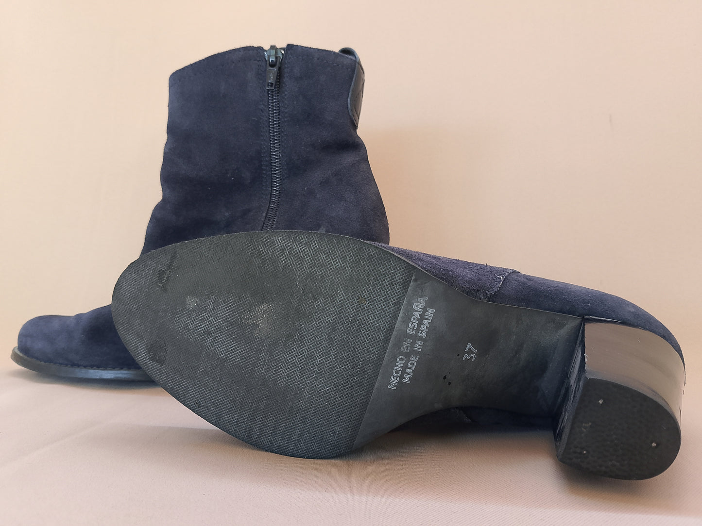 Botine Elegante din Piele Întoarsă – Stil Versatil pentru Orice Sezon!