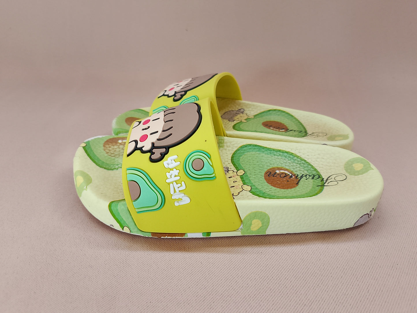 Papuci de casă sau plajă, cu avocado și desene animate - Un stil fresh și distractiv! 3 ani.