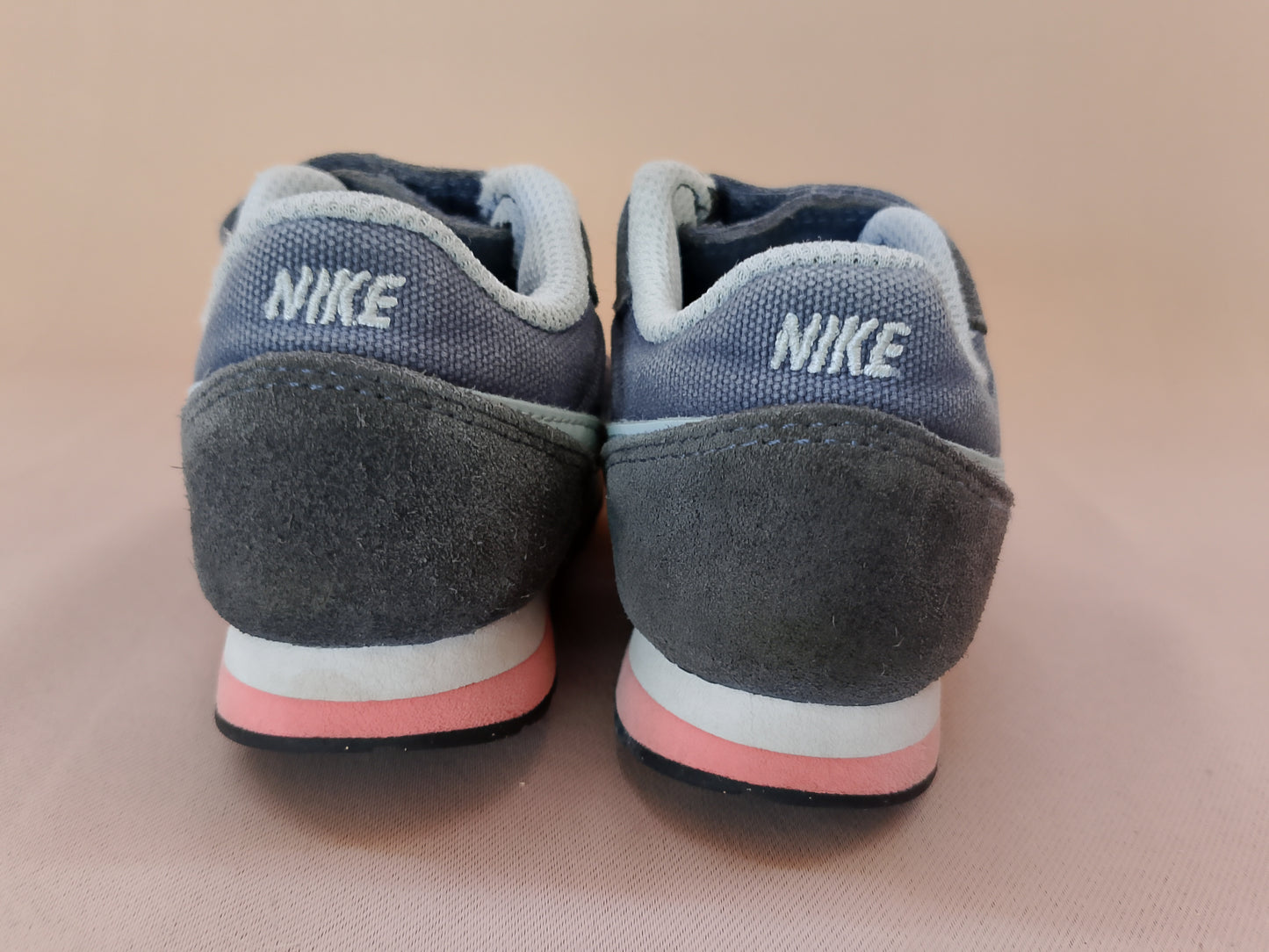 Adidași "Nike" pentru copii - Stabilitate și stil pentru micii exploratori! Marime 22.