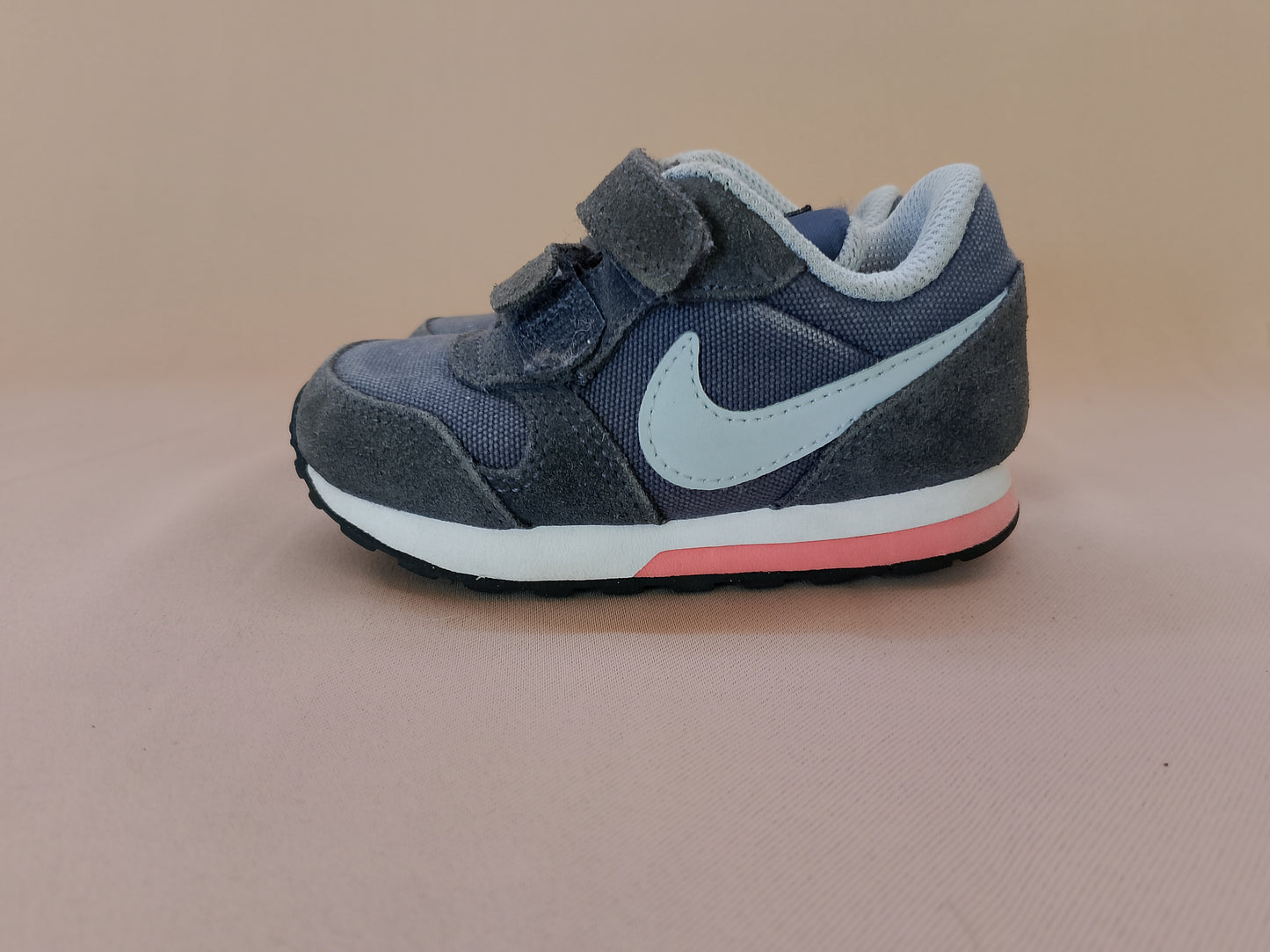 Adidași "Nike" pentru copii - Stabilitate și stil pentru micii exploratori! Marime 22.