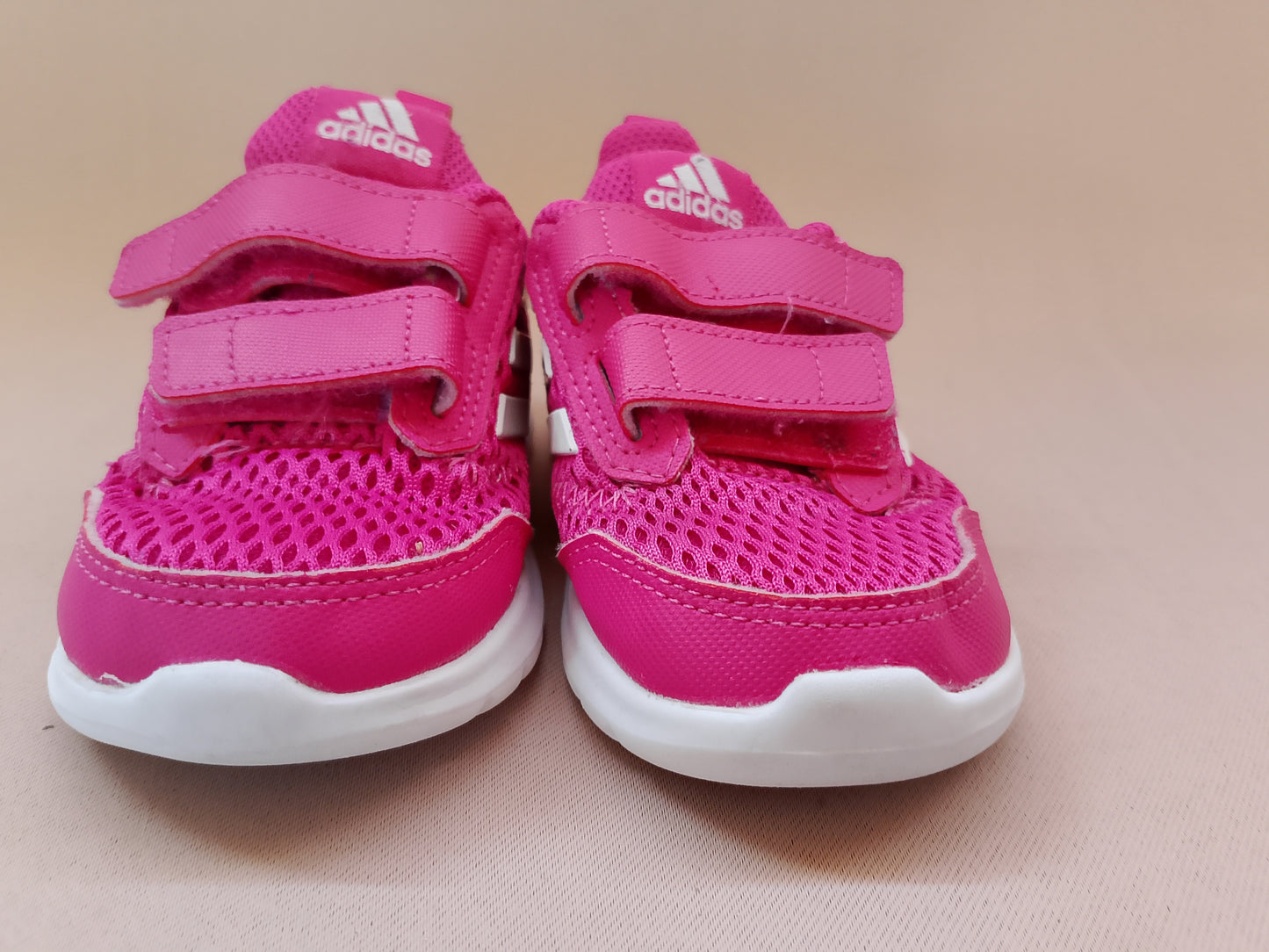Adidași "Adidas" roz neon pentru fetițe - Energie și confort la fiecare pas! Marime 22.