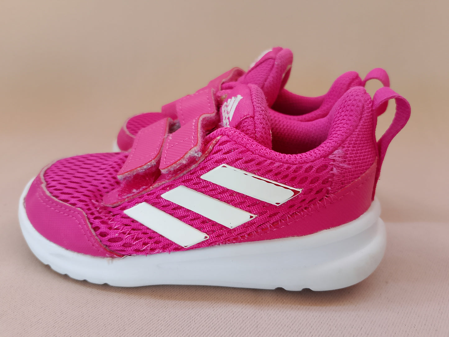 Adidași "Adidas" roz neon pentru fetițe - Energie și confort la fiecare pas! Marime 22.