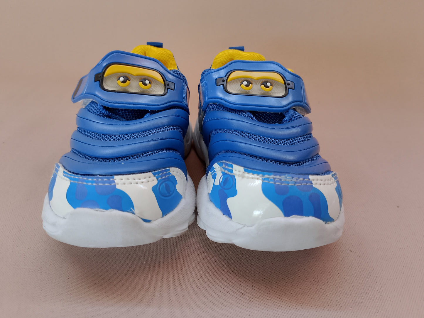 Adidași "Minion" pentru copii - Stai la modă cu personajele tale preferate! Marimea 21.