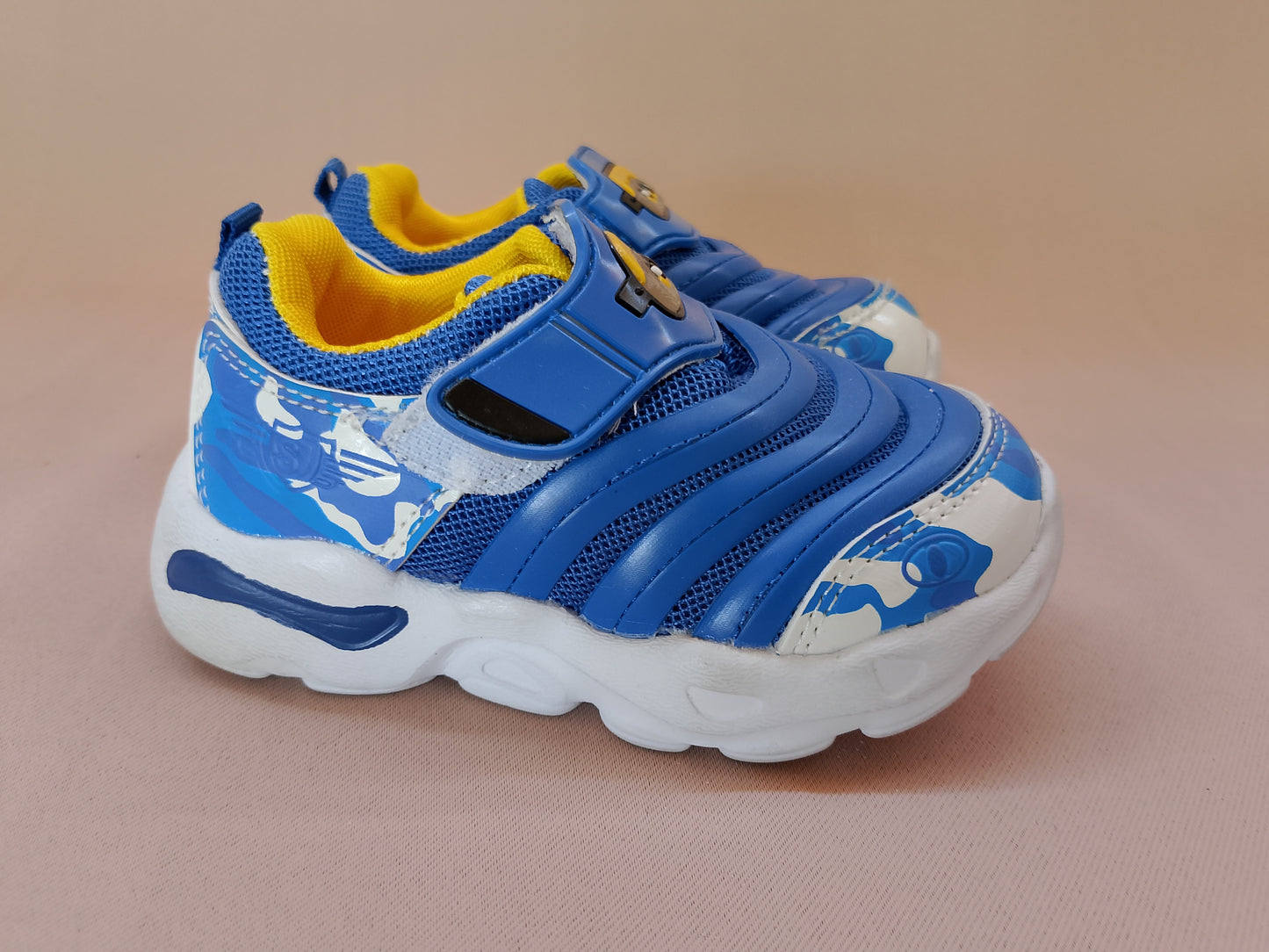Adidași "Minion" pentru copii - Stai la modă cu personajele tale preferate! Marimea 21.