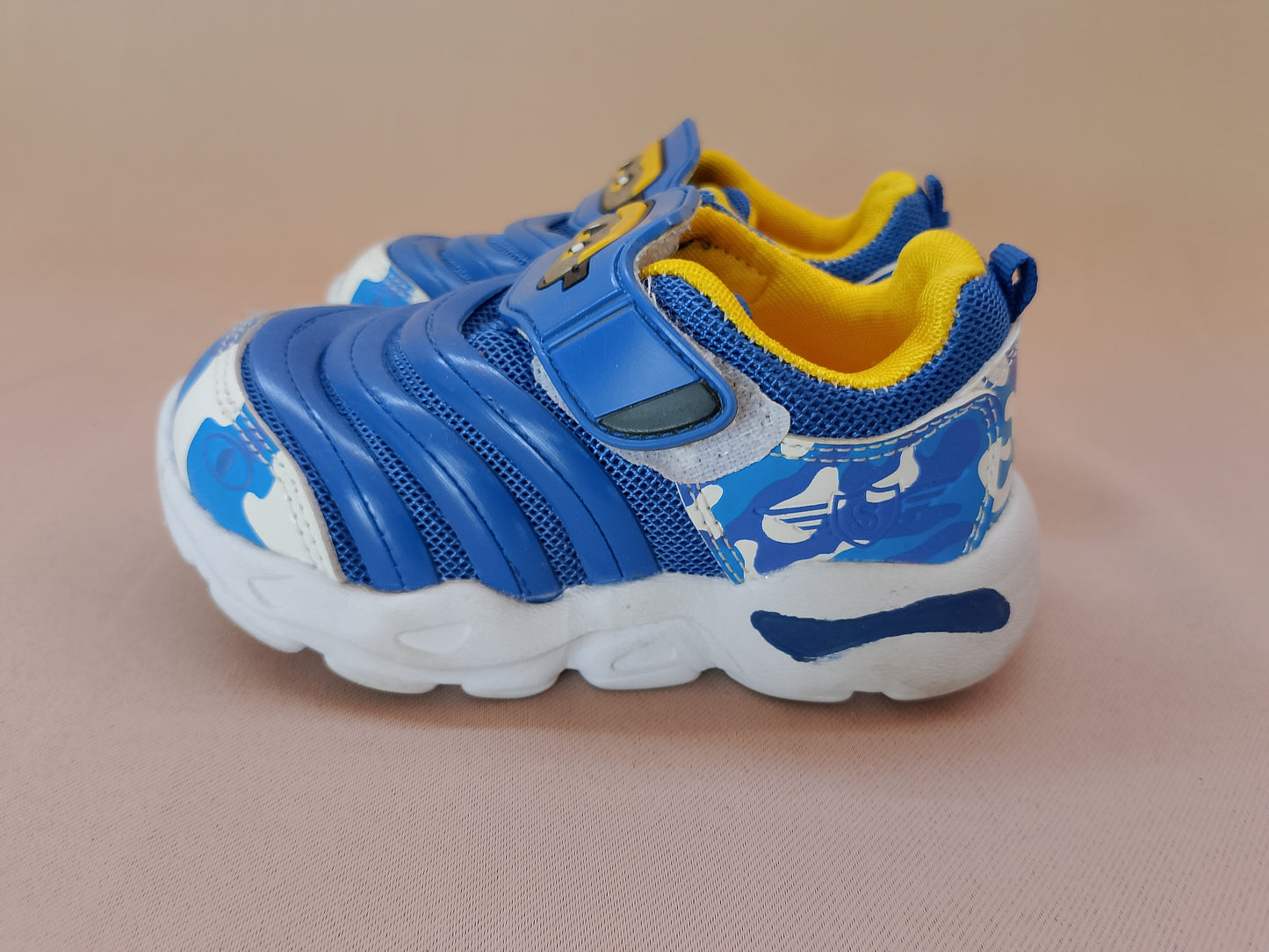 Adidași "Minion" pentru copii - Stai la modă cu personajele tale preferate! Marimea 21.
