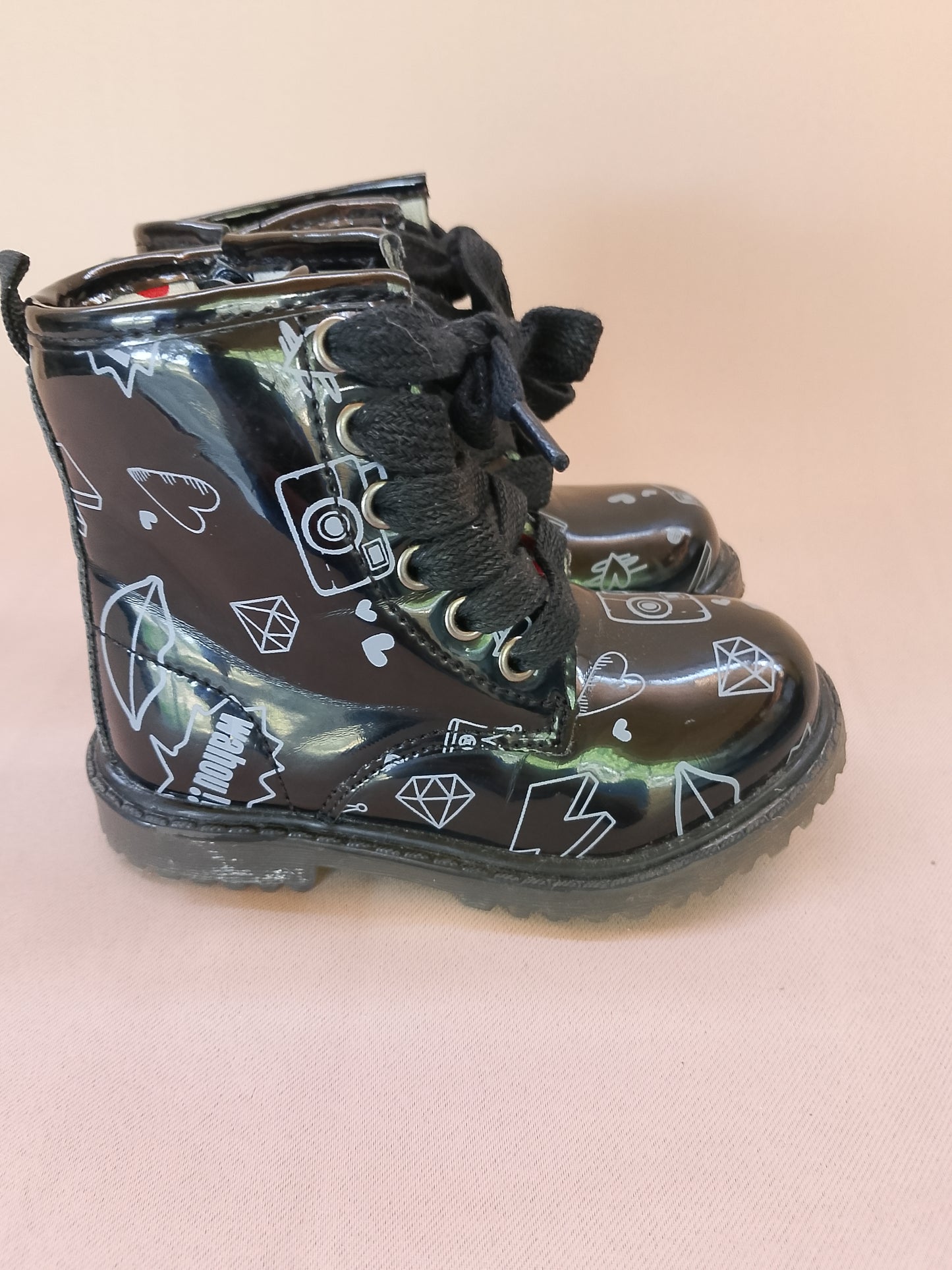 Ghete lăcuite, cu imprimeu grafic - Stil rock-chic pentru fetițe curajoase! Marime 23.