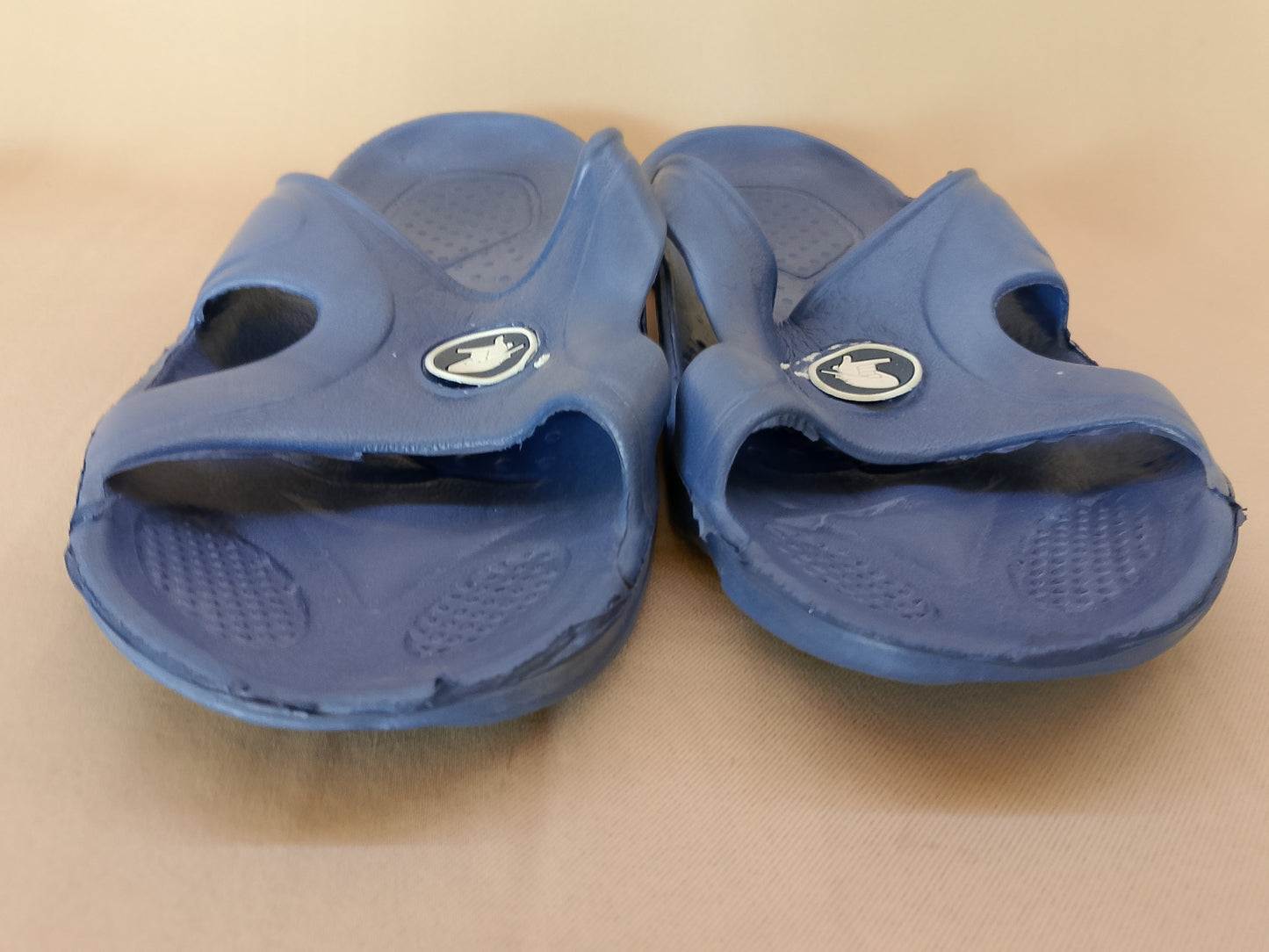 Șlapi/Sabot Albaștri Închis Unisex, cu Logo - Confort și Versatilitate. Marime 45.