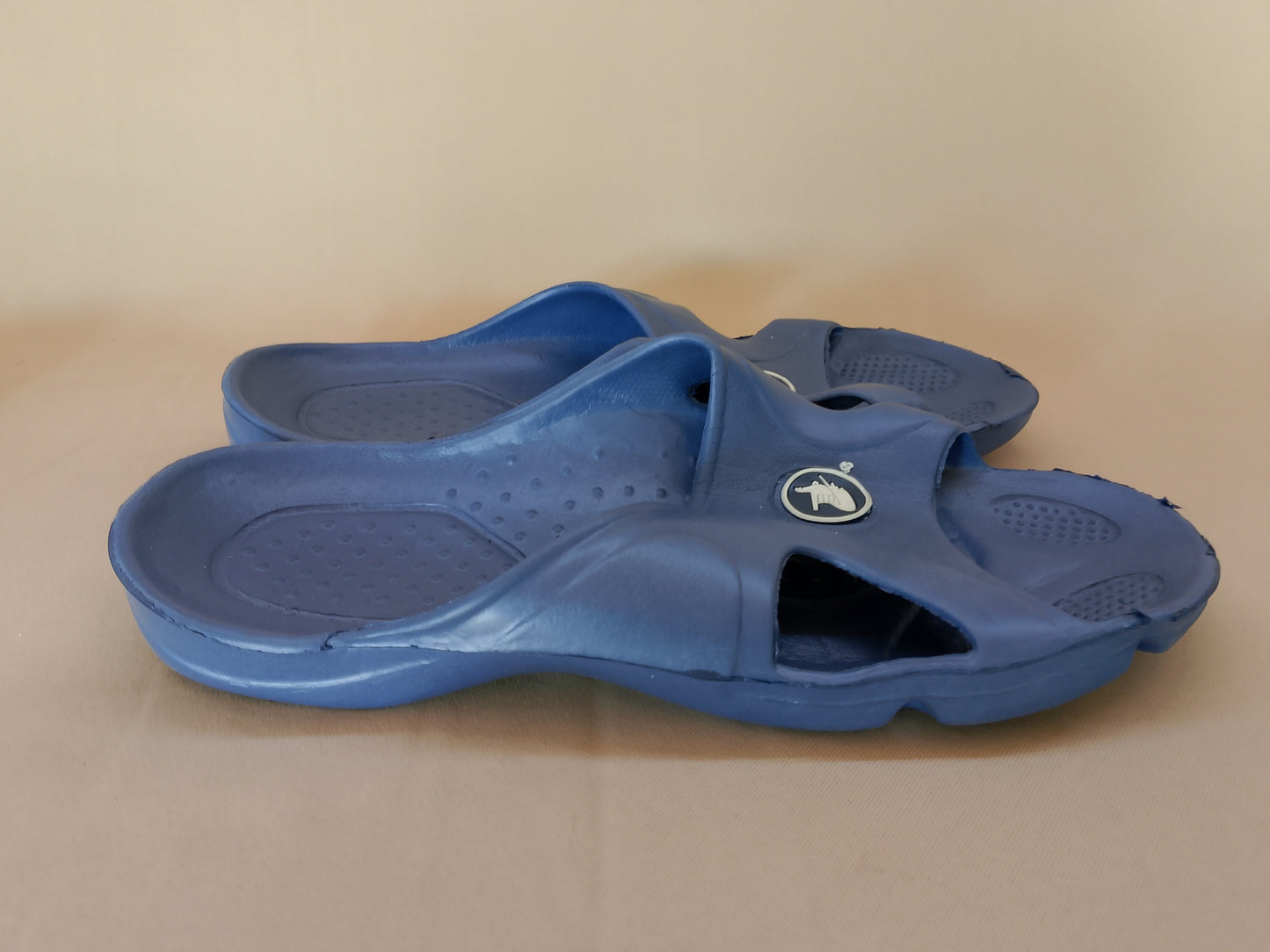 Șlapi/Sabot Albaștri Închis Unisex, cu Logo - Confort și Versatilitate. Marime 45.