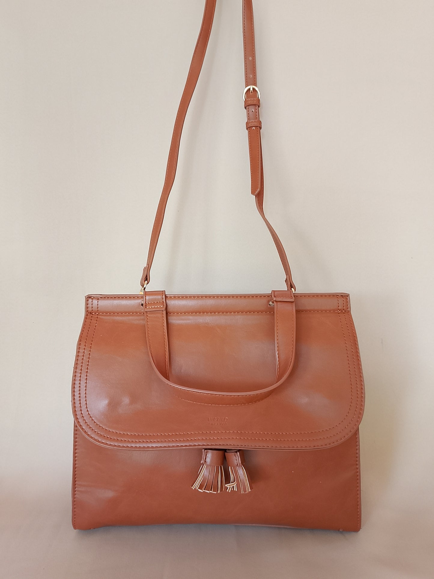 Geantă de Mână/Umăr Misako Maro Camel, cu Clapetă și Ciucuri - Eleganță Clasic Modernă