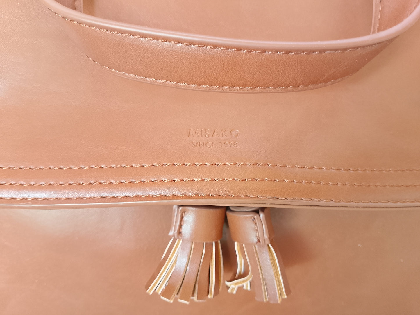 Geantă de Mână/Umăr Misako Maro Camel, cu Clapetă și Ciucuri - Eleganță Clasic Modernă