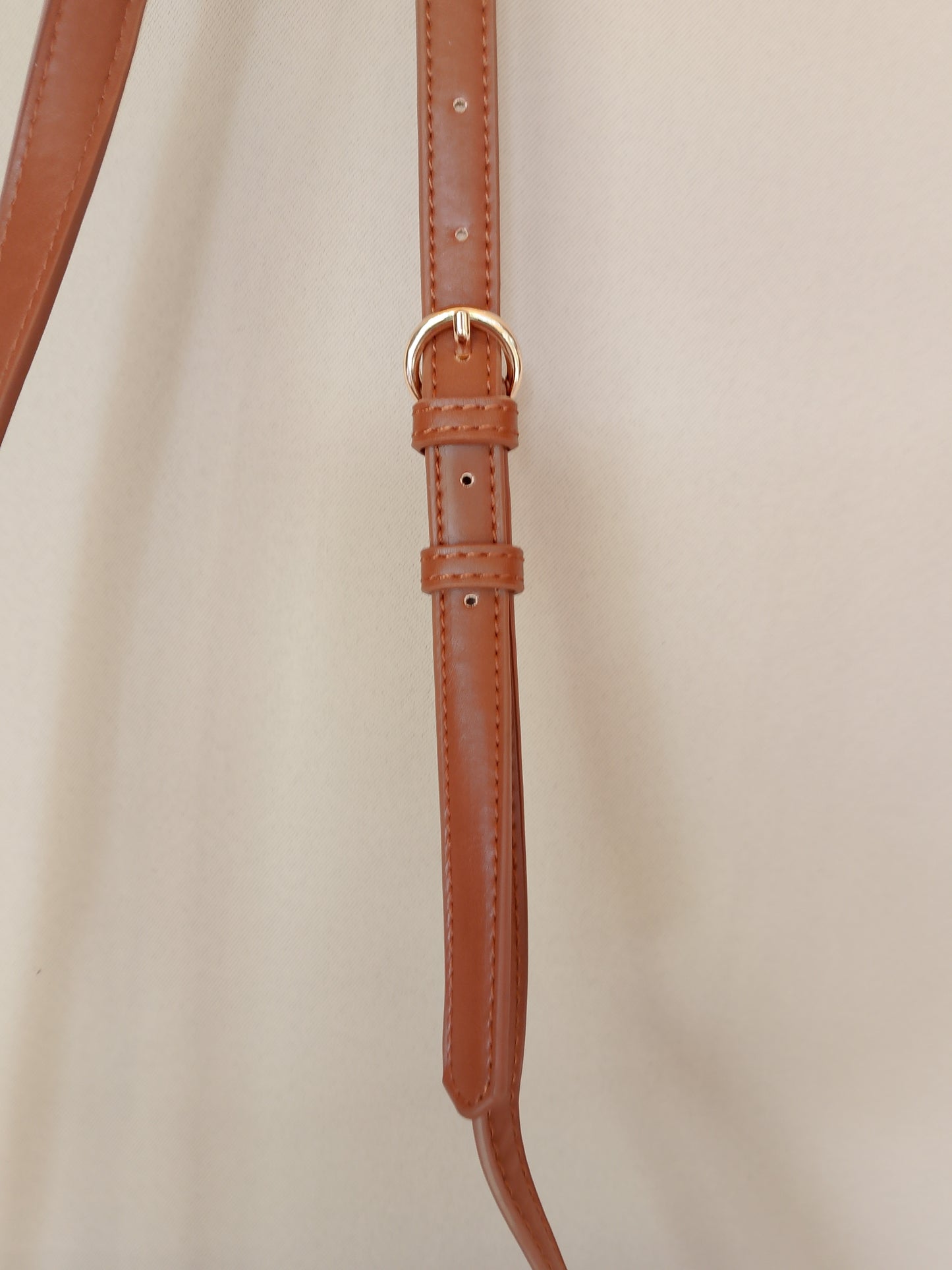 Geantă de Mână/Umăr Misako Maro Camel, cu Clapetă și Ciucuri - Eleganță Clasic Modernă
