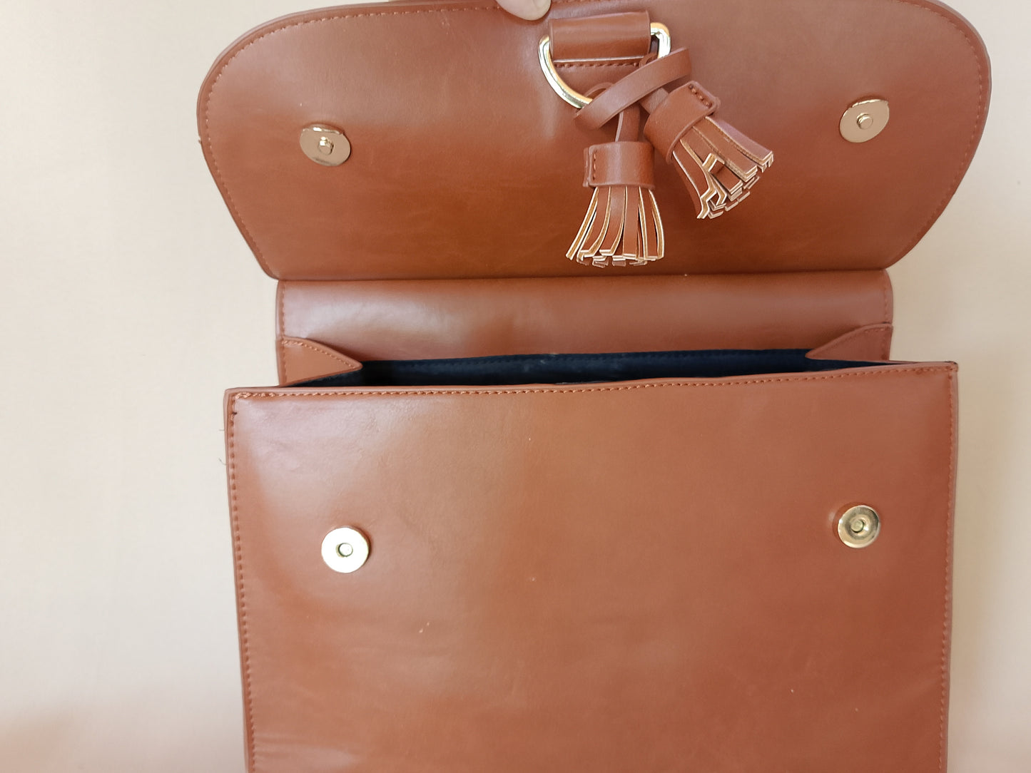 Geantă de Mână/Umăr Misako Maro Camel, cu Clapetă și Ciucuri - Eleganță Clasic Modernă