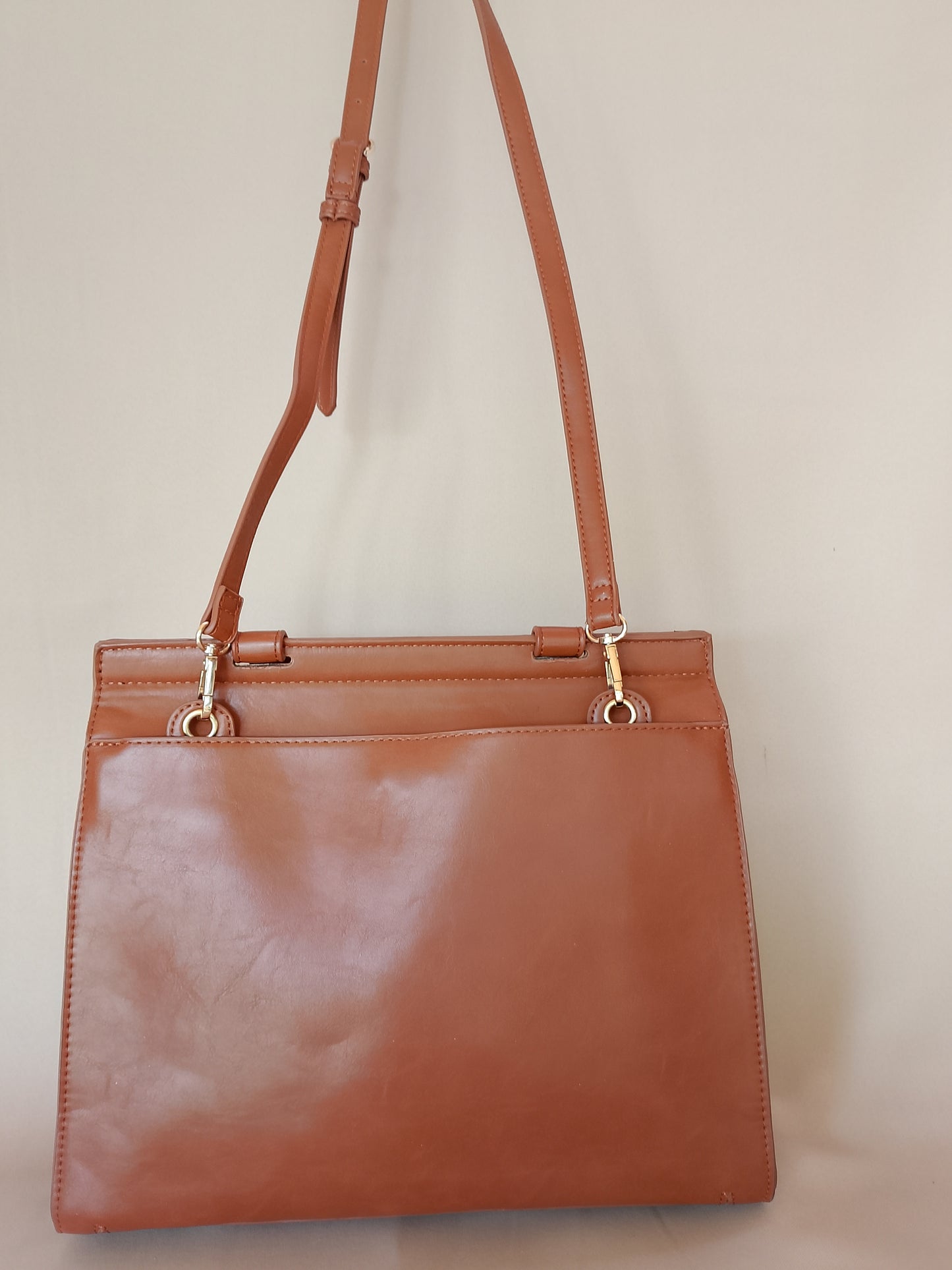 Geantă de Mână/Umăr Misako Maro Camel, cu Clapetă și Ciucuri - Eleganță Clasic Modernă
