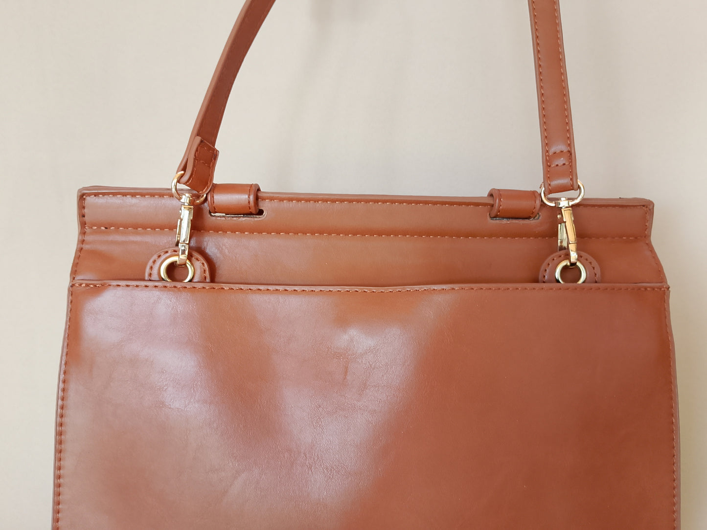 Geantă de Mână/Umăr Misako Maro Camel, cu Clapetă și Ciucuri - Eleganță Clasic Modernă