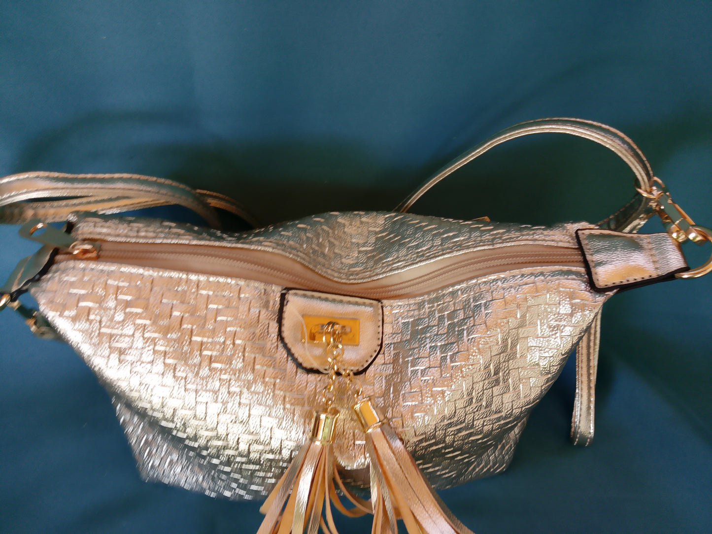 Geantă de Umăr/Crossbody Auriu Metalizat, cu Textură Împletită și Ciucuri