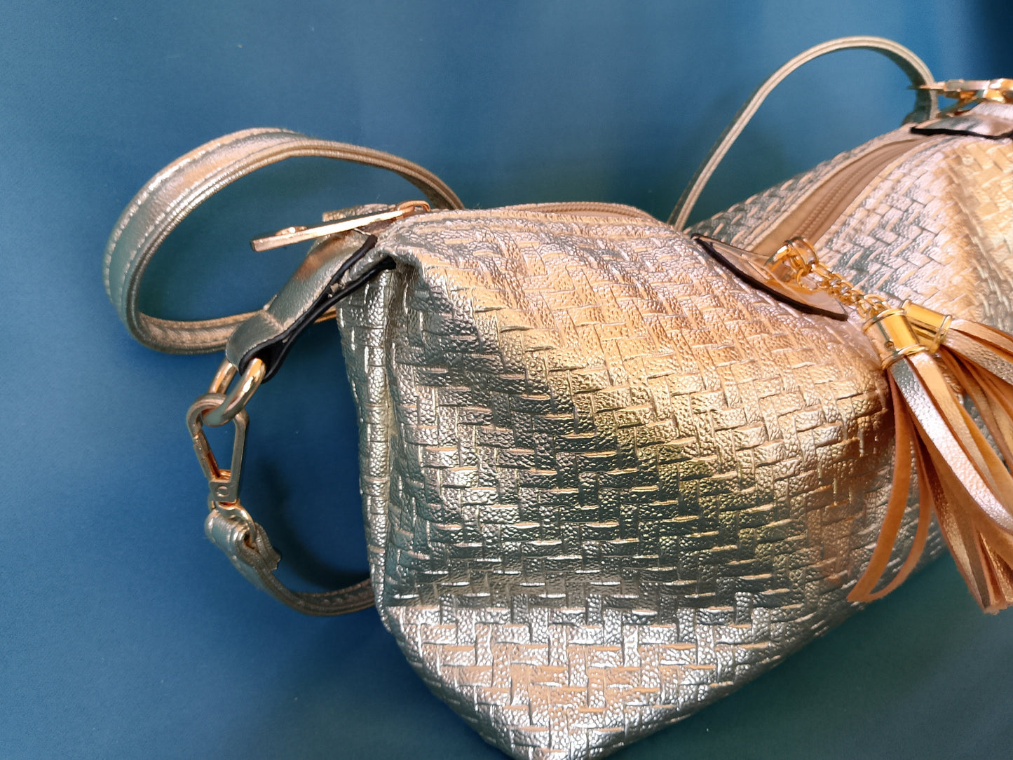 Geantă de Umăr/Crossbody Auriu Metalizat, cu Textură Împletită și Ciucuri